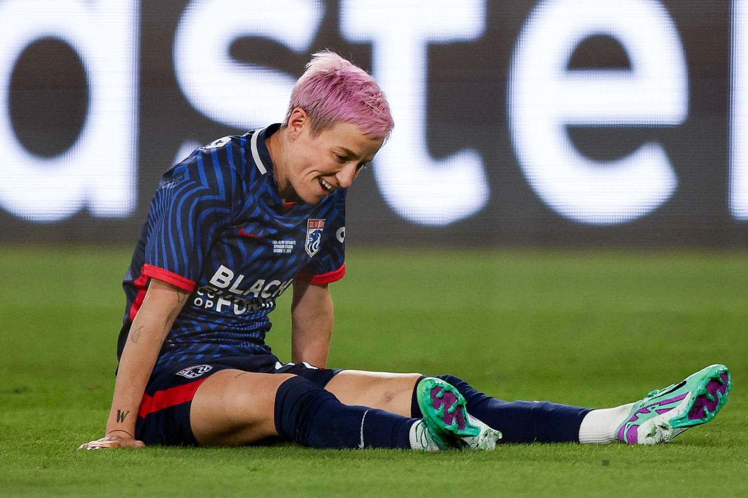 Megan Rapinoe Moment Sur Le Terrain De Football Fond d'écran