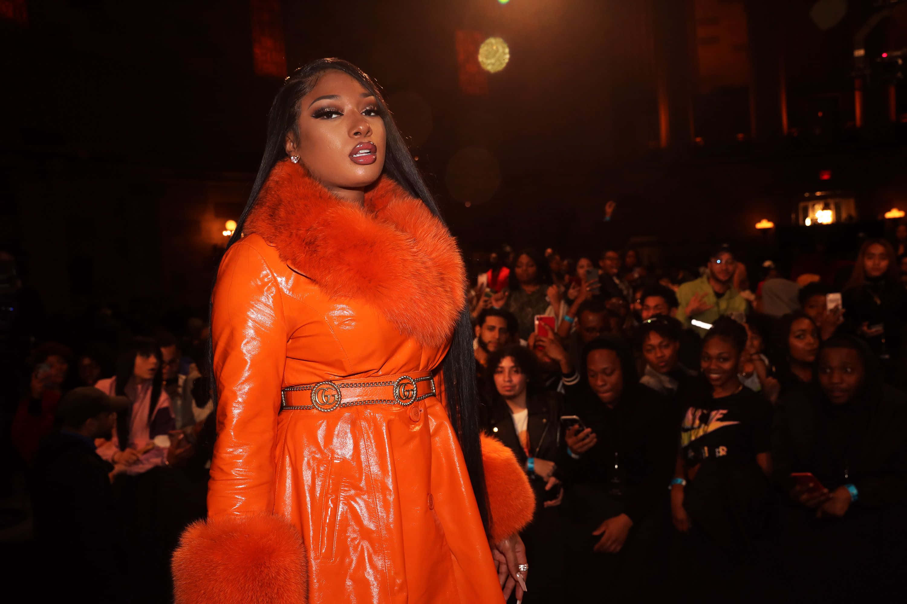 Meganthee Stallion Assume Una Posa Con Un Outfit Alla Moda.