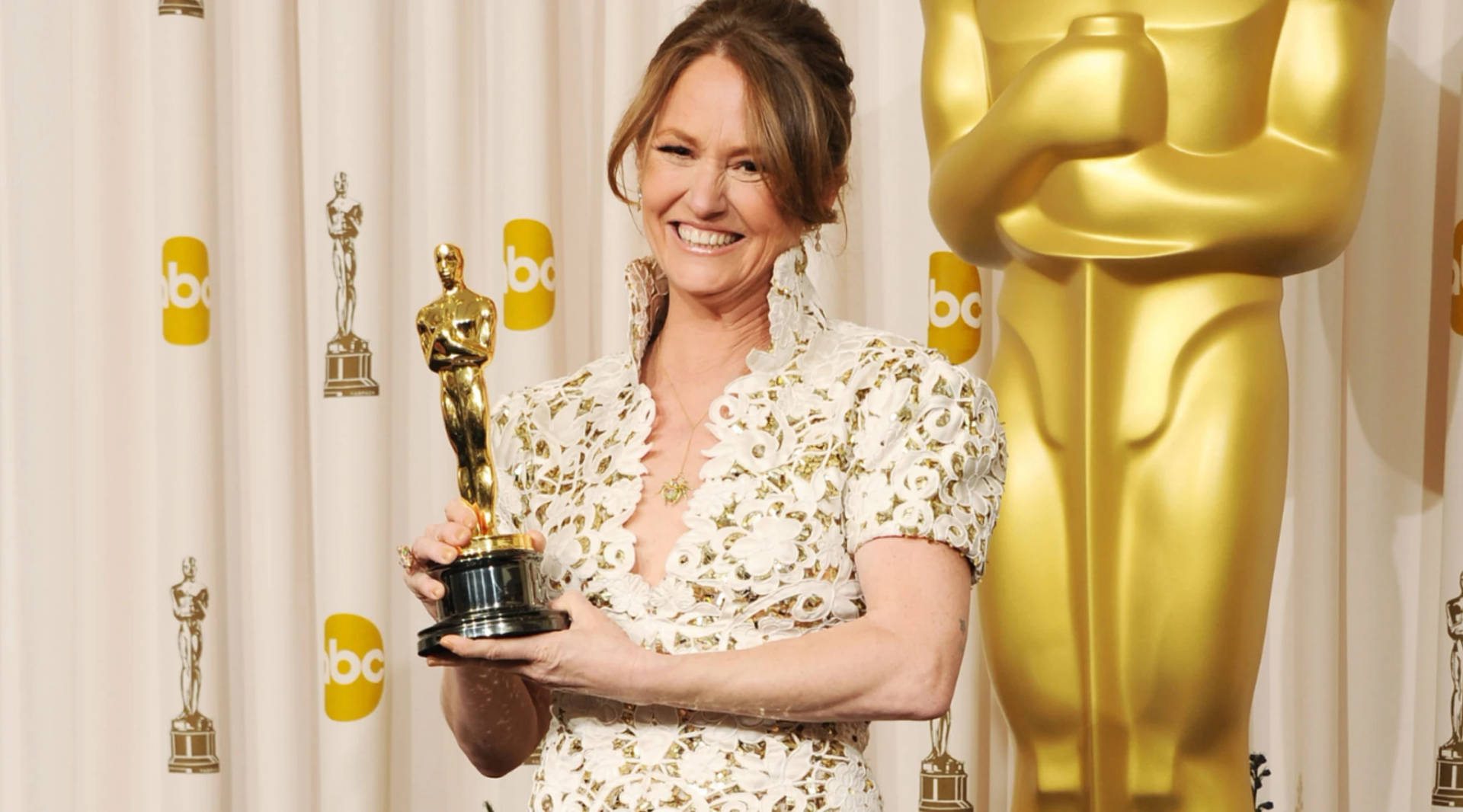 Melissaleo Håller Sin Oscarsstatyett För Bästa Kvinnliga Skådespelare. Wallpaper