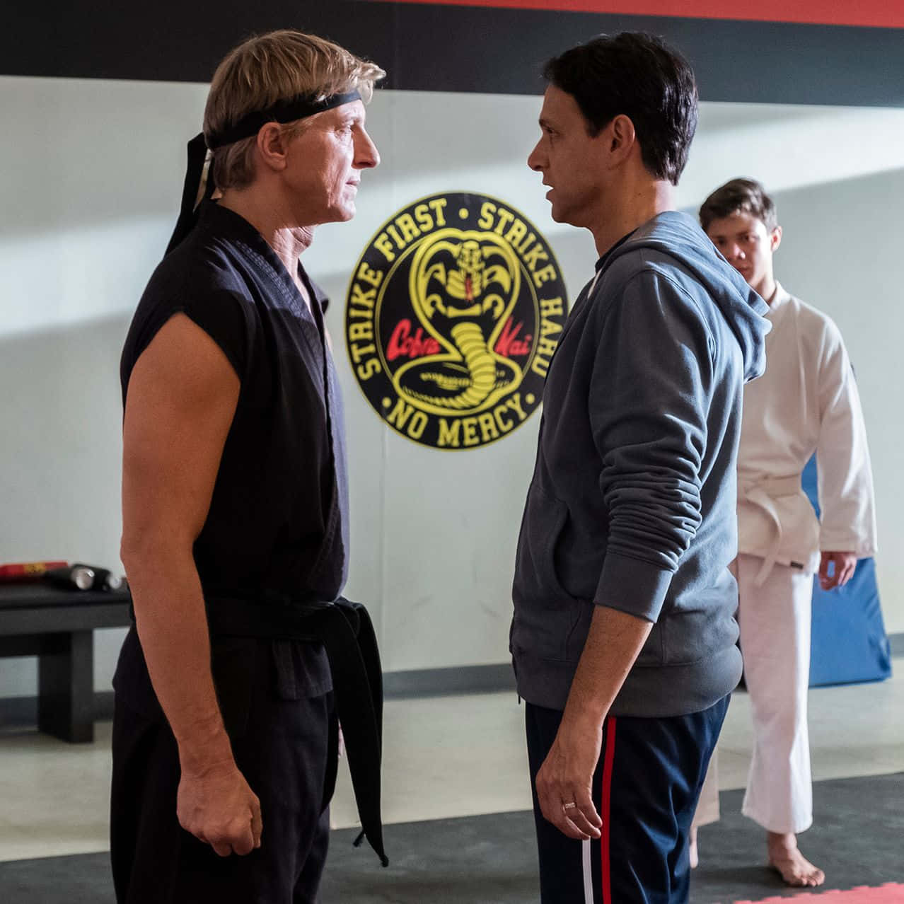 Membridi Cobra Kai Nel Loro Dojo Pronti Per L'azione