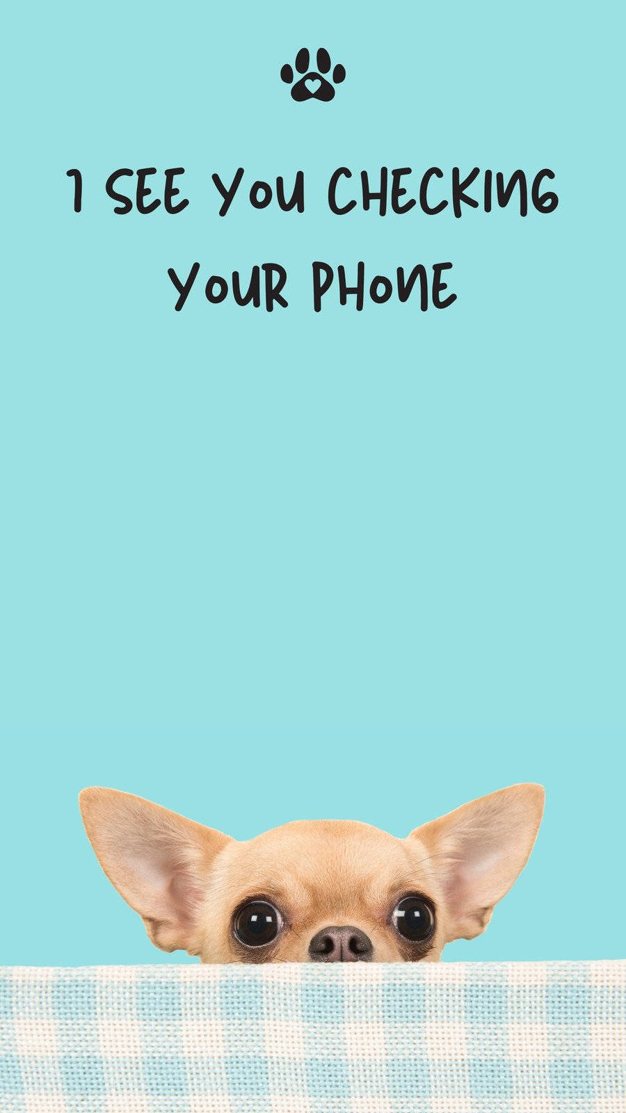 En Chihuahua Stirre Ud Fra Et Blåt Dækket Bord Med Teksten 'se Dig Selv Kontrollere Din Telefon'. Wallpaper