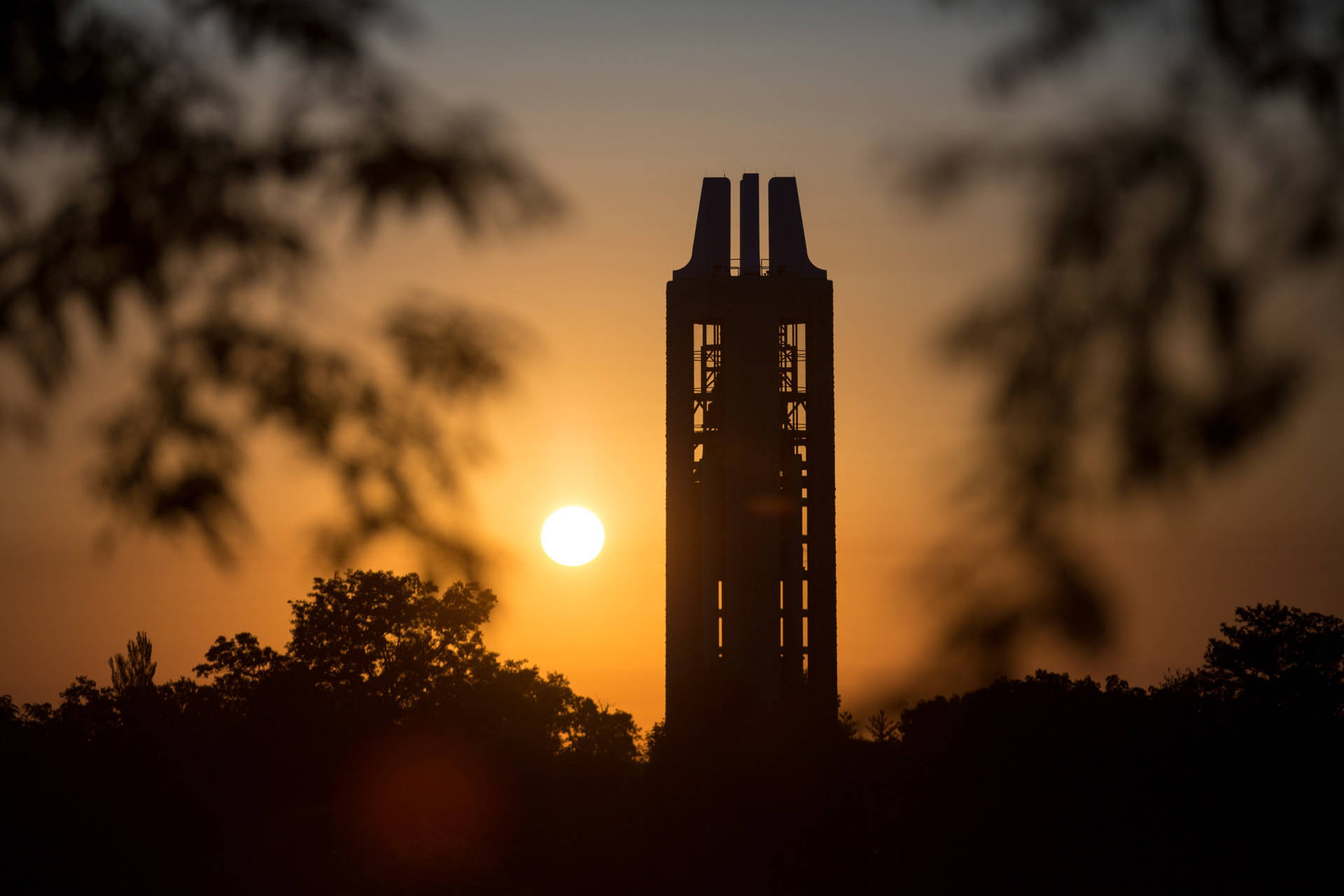 Memorialcarillon Silhouette Università Del Kansas Sfondo
