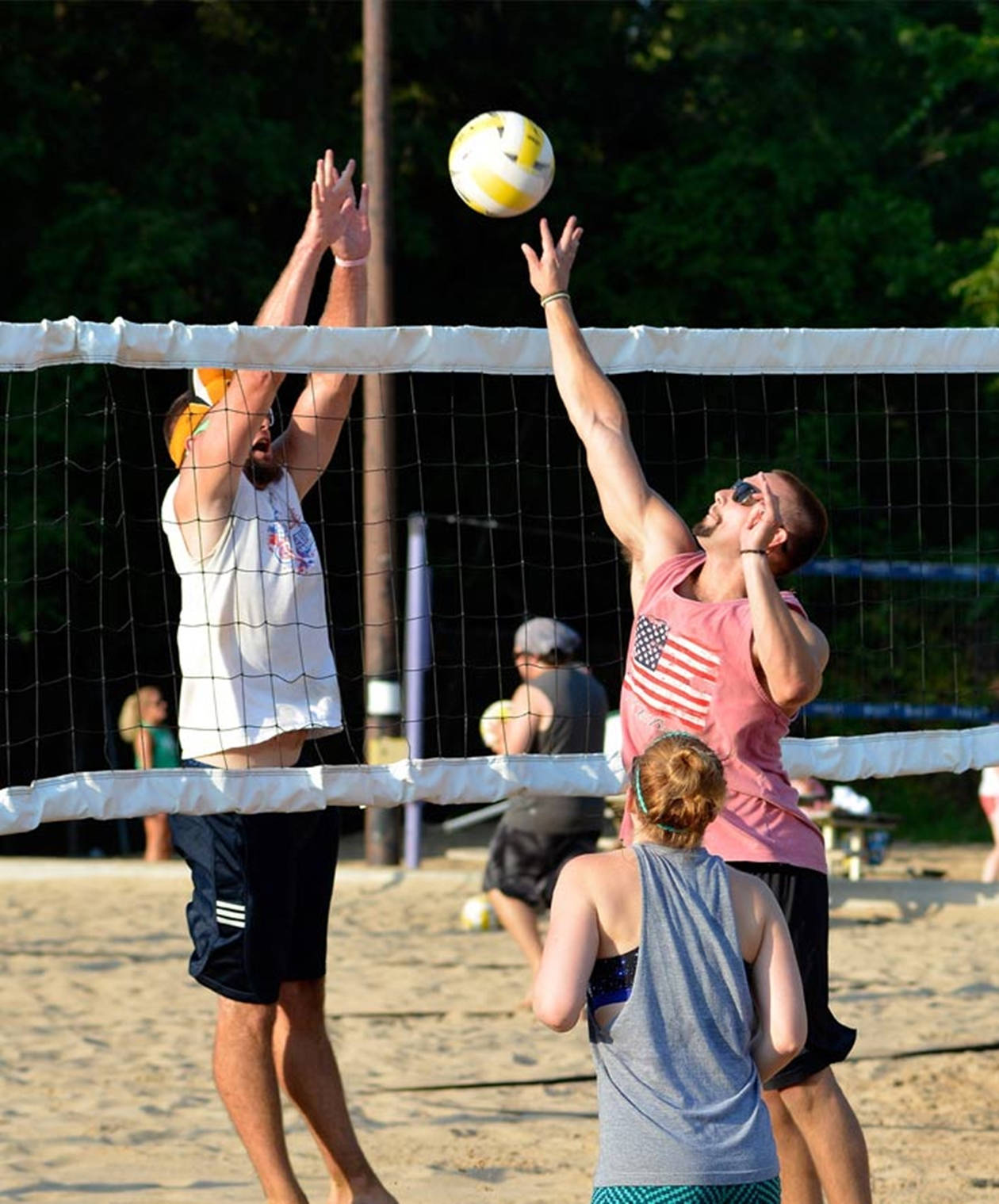 Kvinde og mand der spiller strand volleyball Wallpaper