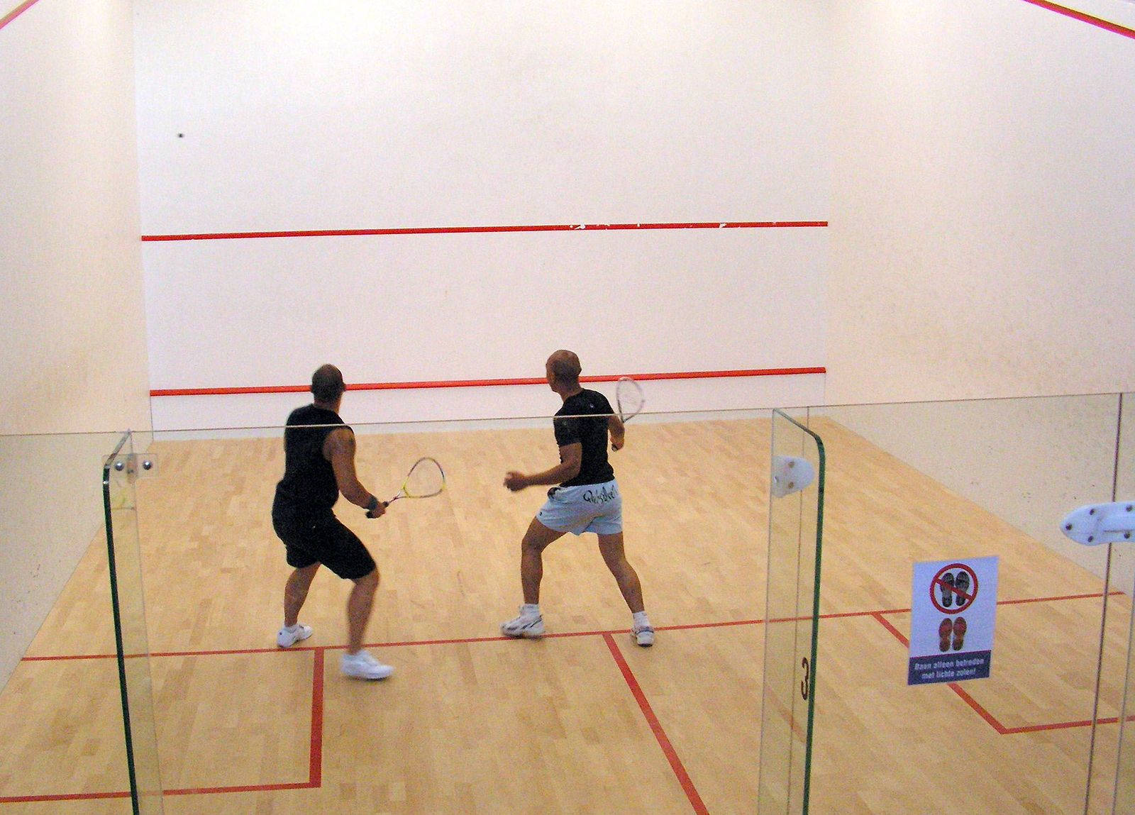 Mænd der spiller squash ligesom racketbold Wallpaper