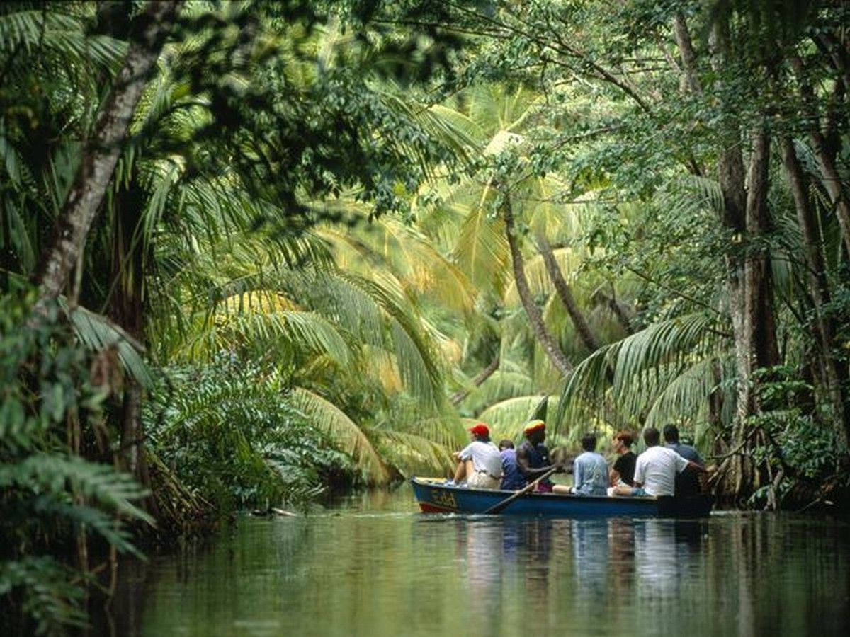 Hombresnavegando En El Lago De Dominica Fondo de pantalla
