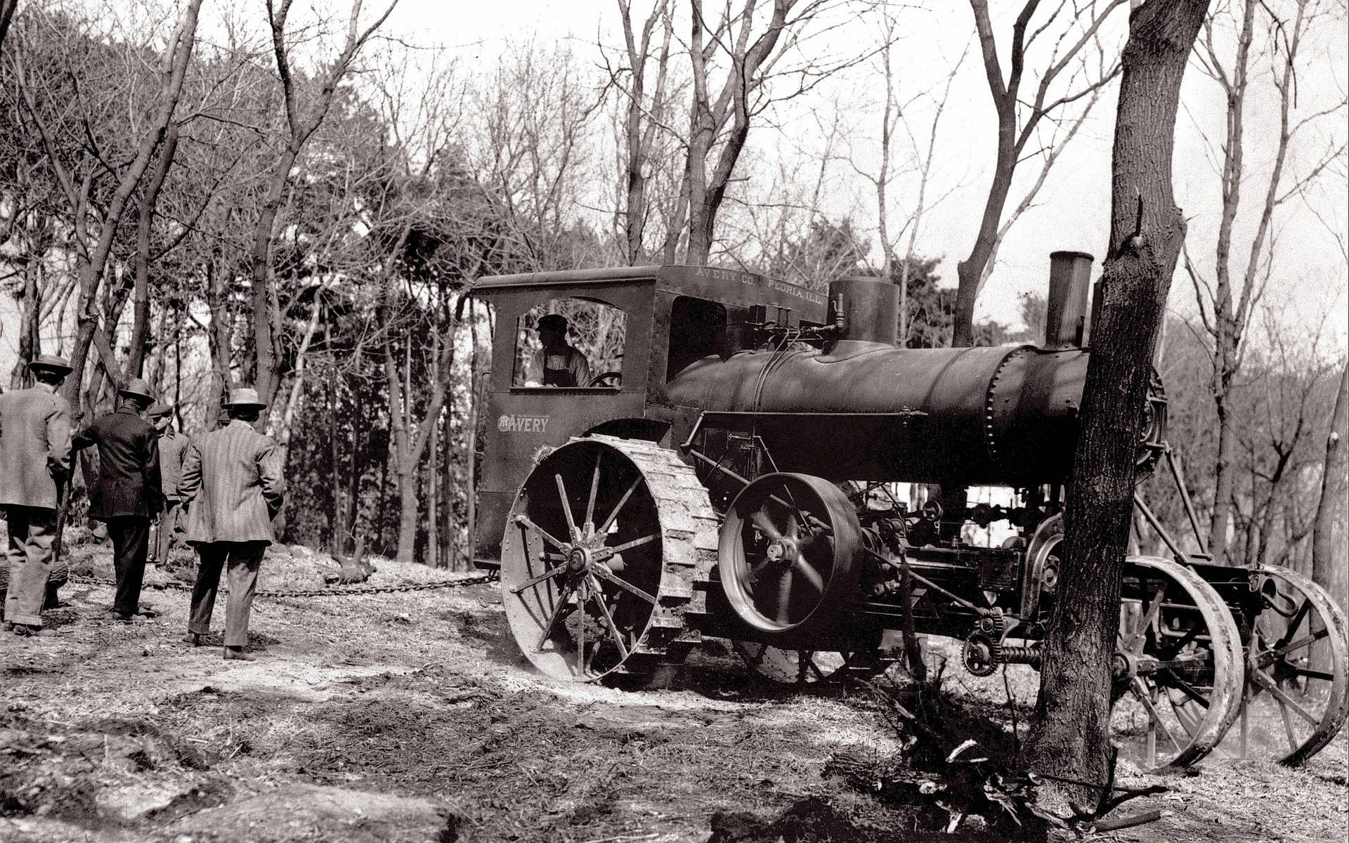 Hombrescon Tractor De Vapor Vintage En Monocromo. Fondo de pantalla