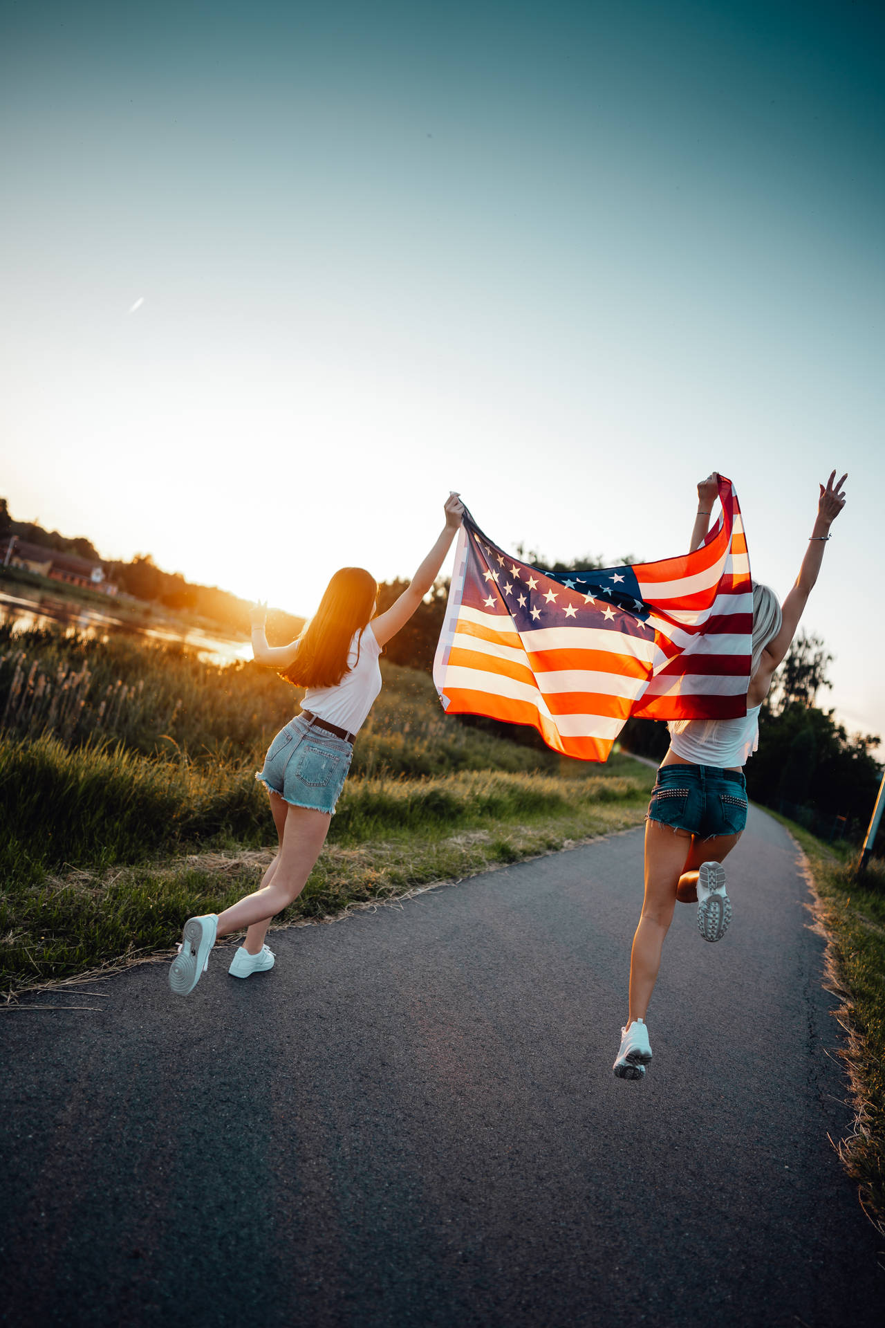 Meninas Pulando Com O Iphone Com Bandeira Americana Papel de Parede
