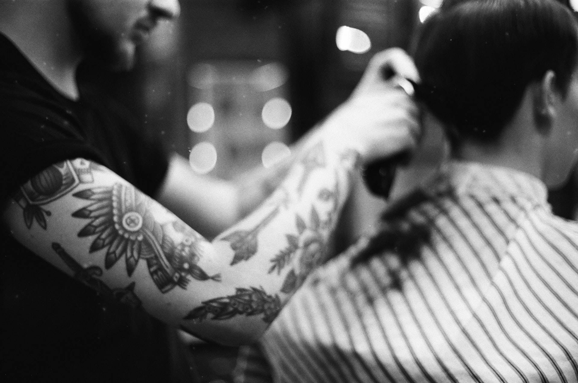 Mens frisør af tatoverede barberer Wallpaper
