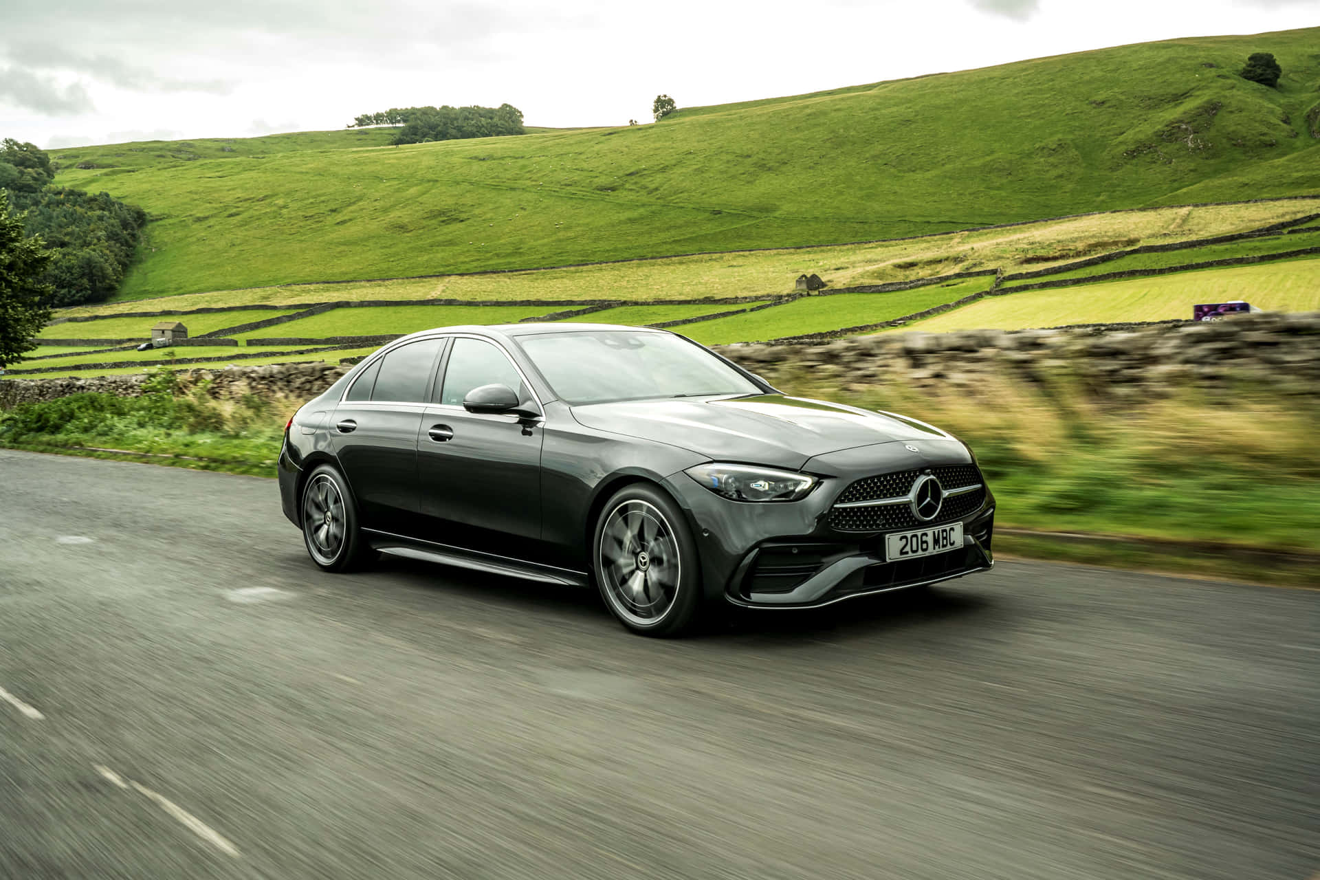 Mercedes Benz C Klasse Rijdend Op Het Platteland Achtergrond