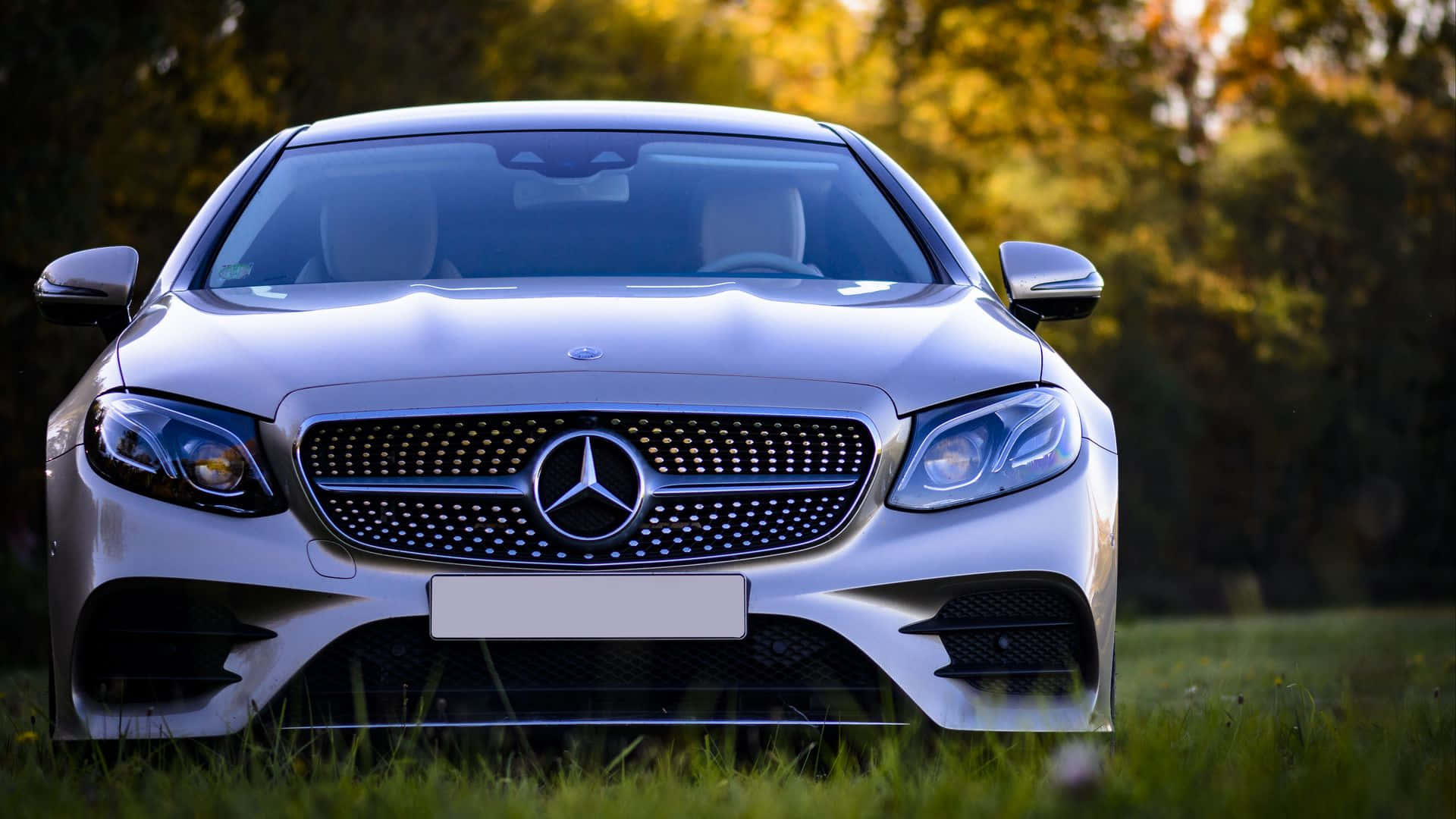 Genießeden Luxuriösen Fahrgenuss Mit Einem Mercedes Benz. Wallpaper