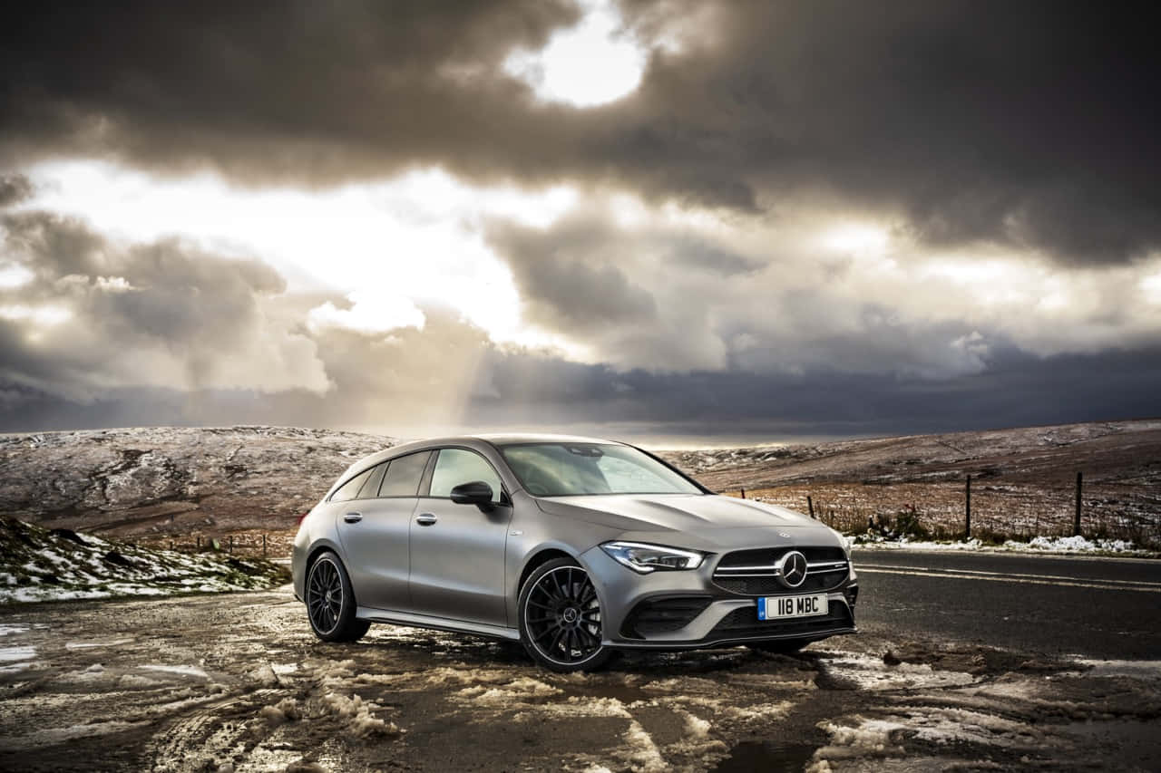 Mercedes Benz Cla-class Yang Anggun Dan Stylish Dalam Gerakan Wallpaper