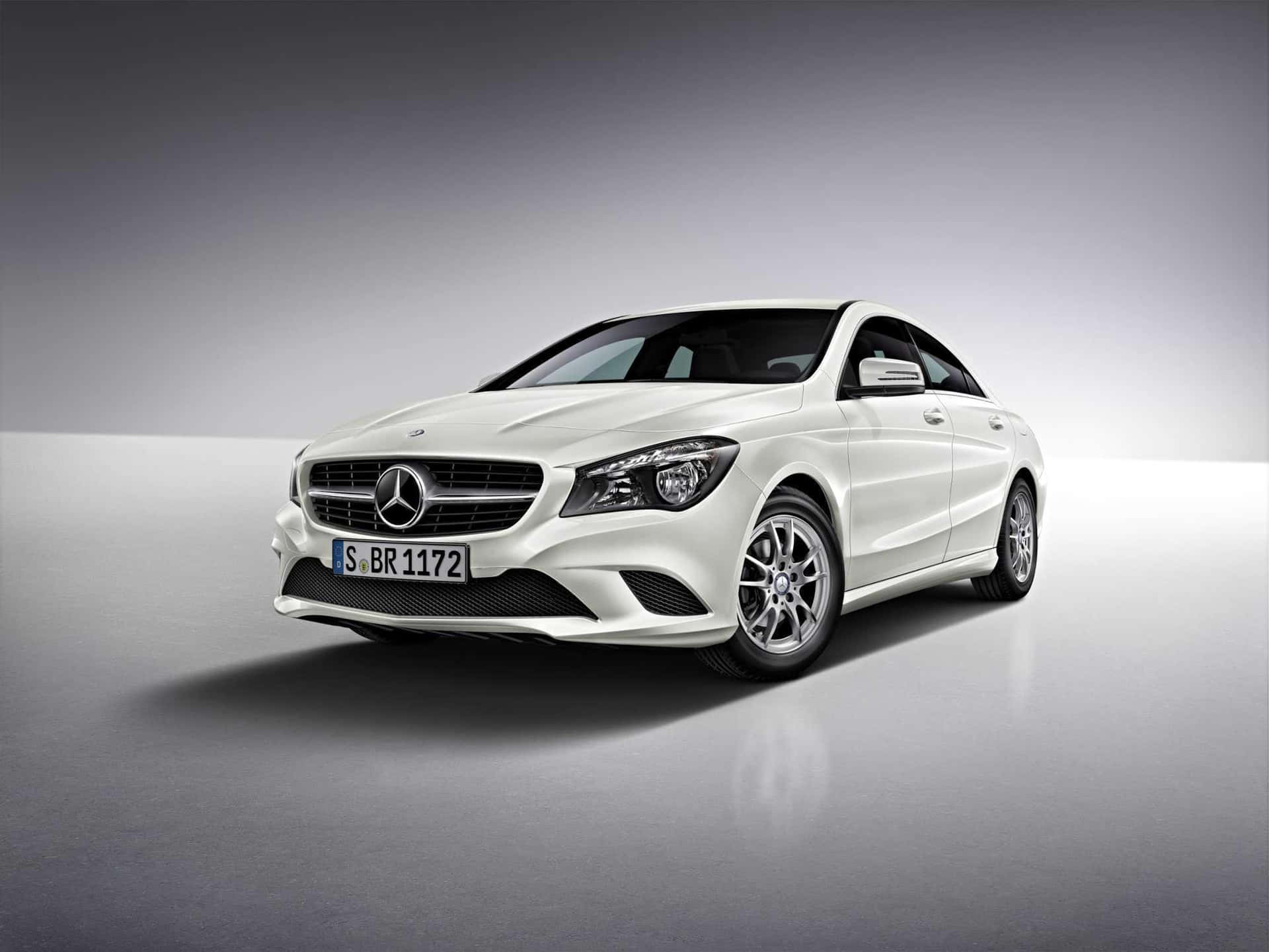 Mercedes Benz Cla-class Éblouissante Sur La Route Fond d'écran