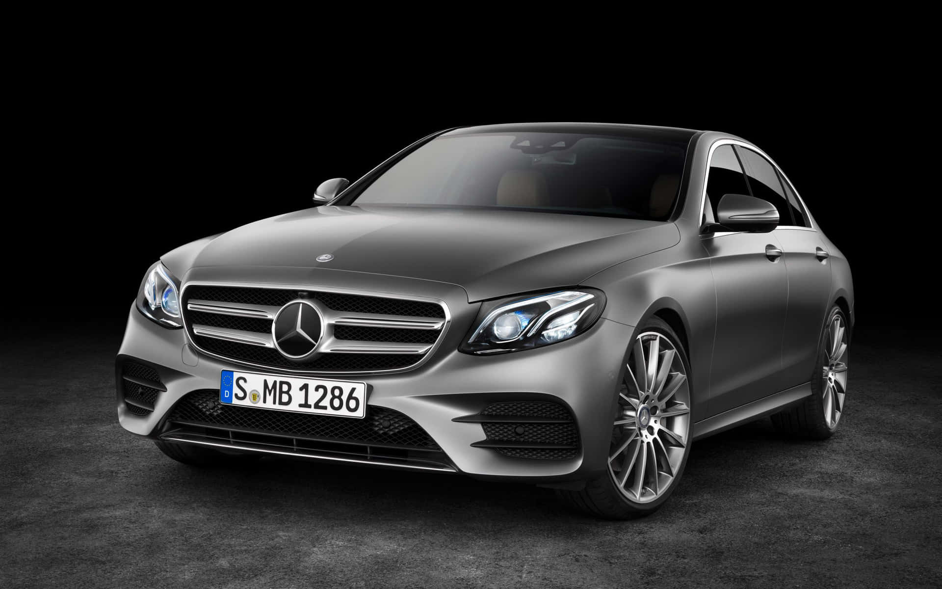 Descubrela Ingeniería Y El Diseño Alemán Con El Elegante Mercedes Benz Clase E. Fondo de pantalla