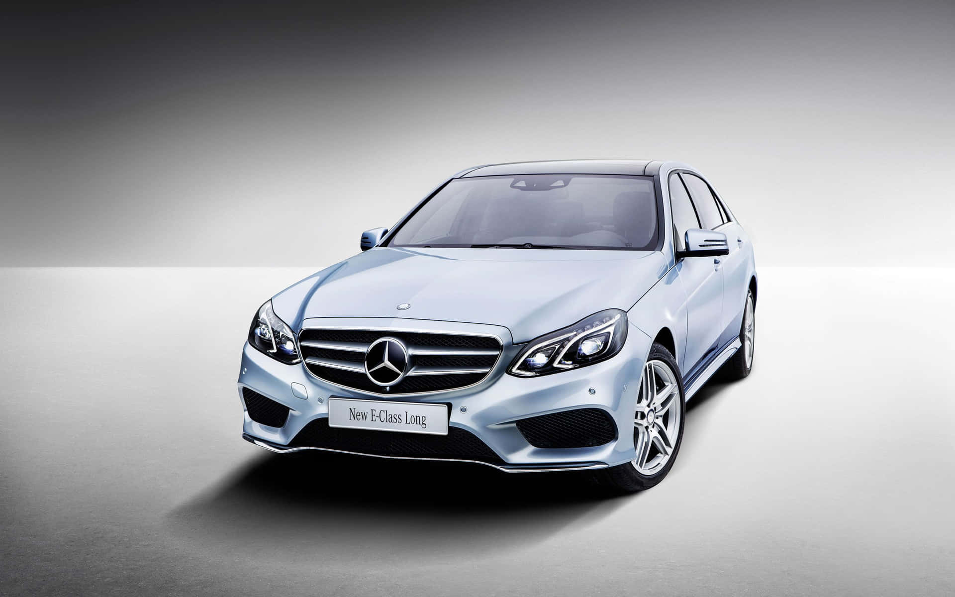 Machensie Sich Bereit Für Luxus Mit Dem Mercedes Benz E-klasse Wallpaper
