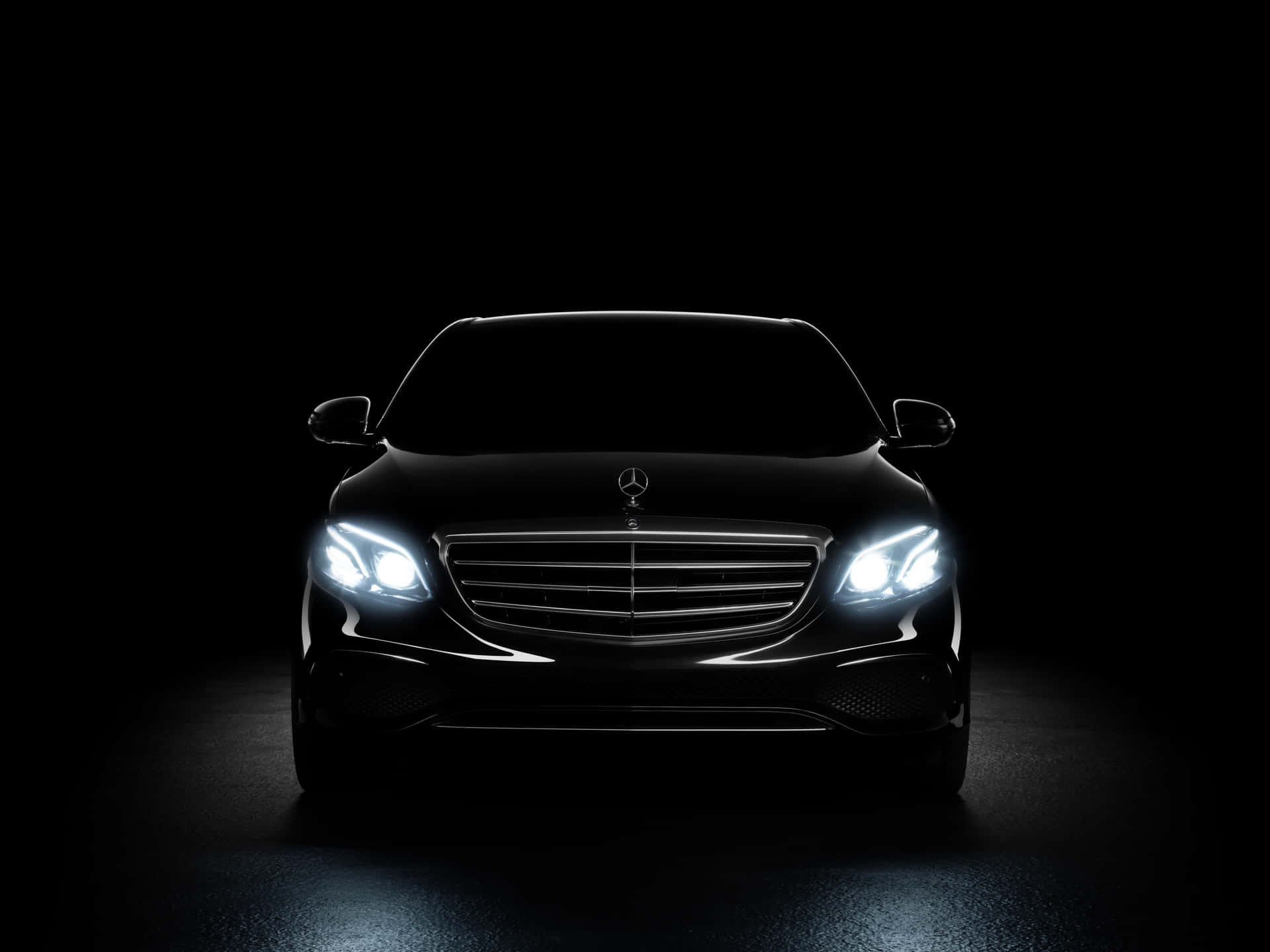 Experience luxurious sophistication in the timeless Mercedes Benz E-Class Wallpaper