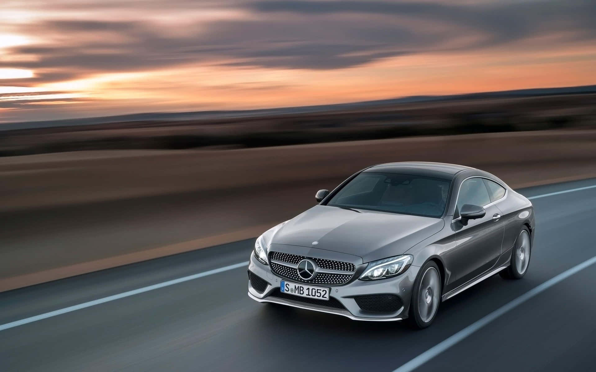 Erlebensie Luxus Mit Dem Mercedes Benz E-klasse Wallpaper