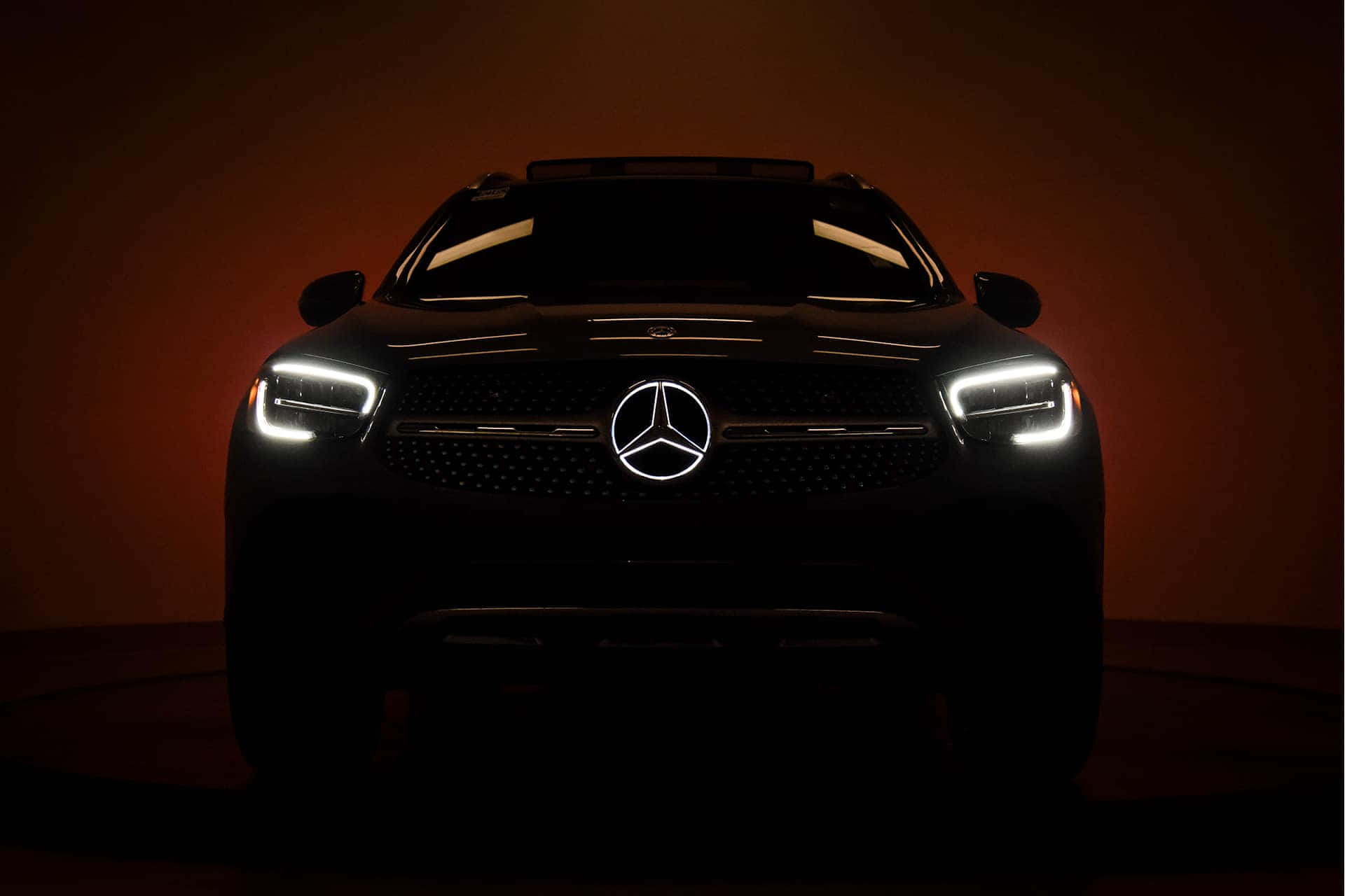 Mercedes Benz GLE - sort SUV i mørke nat himmel Wallpaper