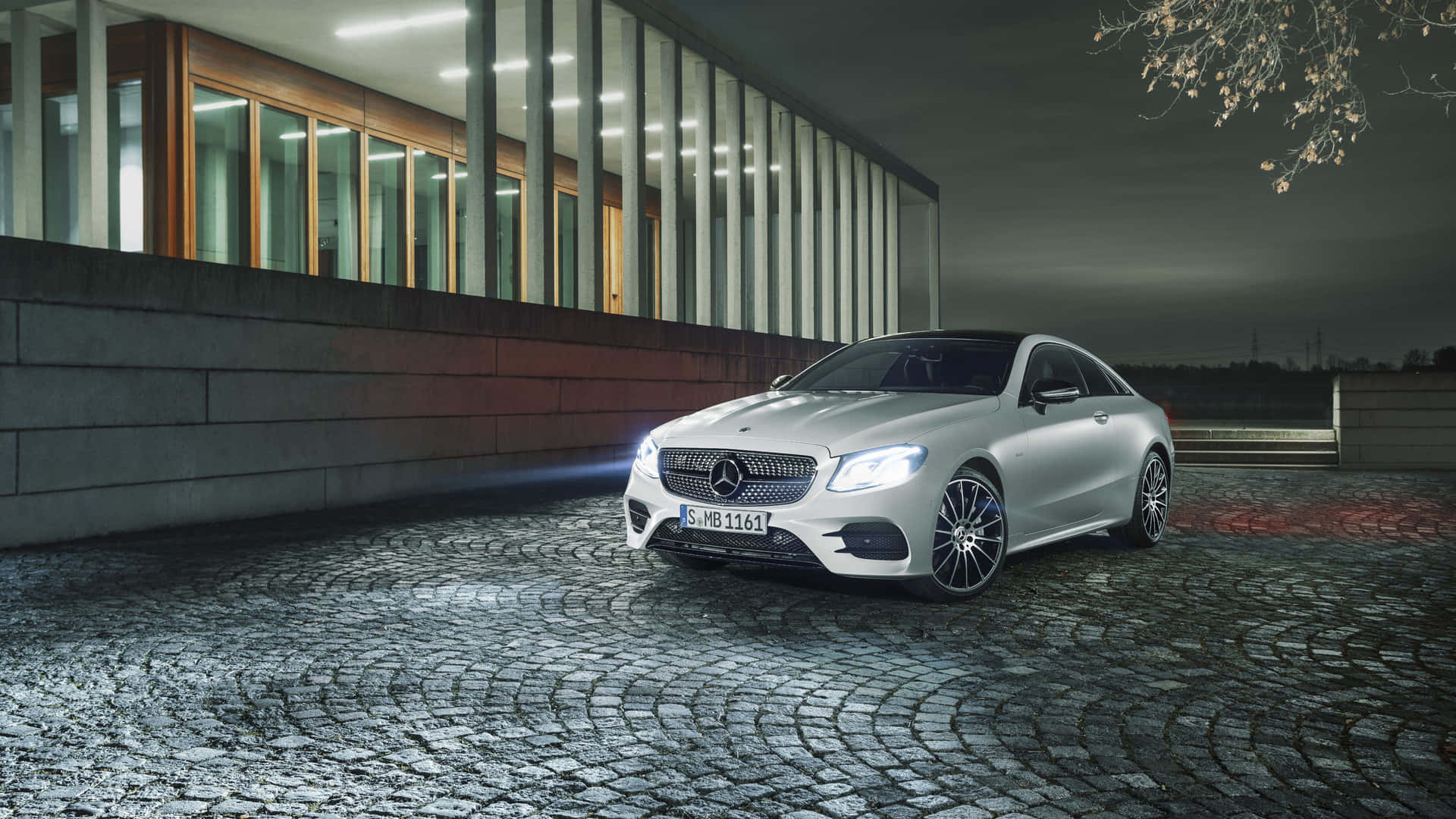 Steigensie Hinter Das Lenkrad Eines Stilvollen Und Luxuriösen Mercedes Benz Clase E Wallpaper