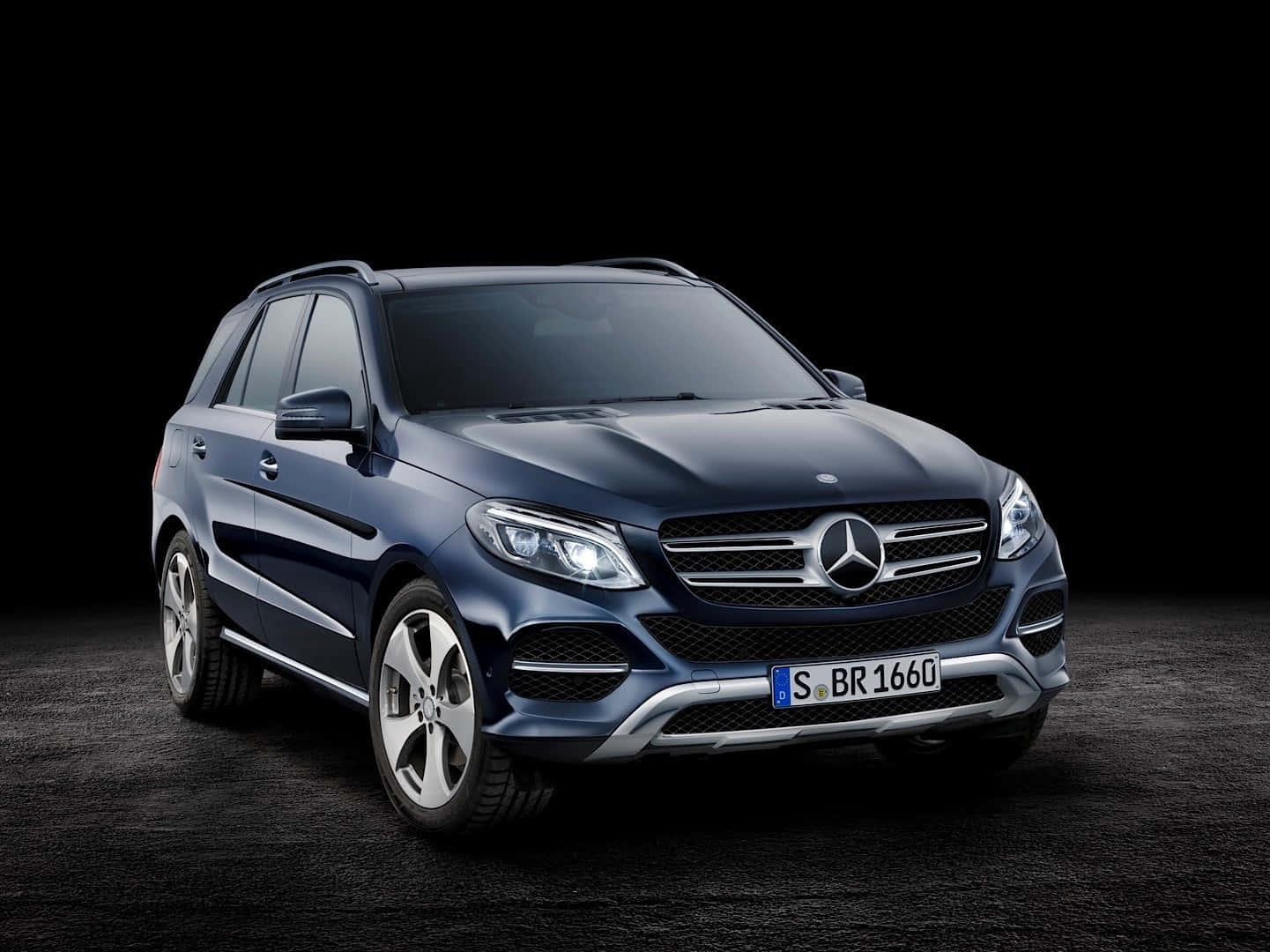 Stunning Mercedes-Benz GLE-Class in motion Wallpaper