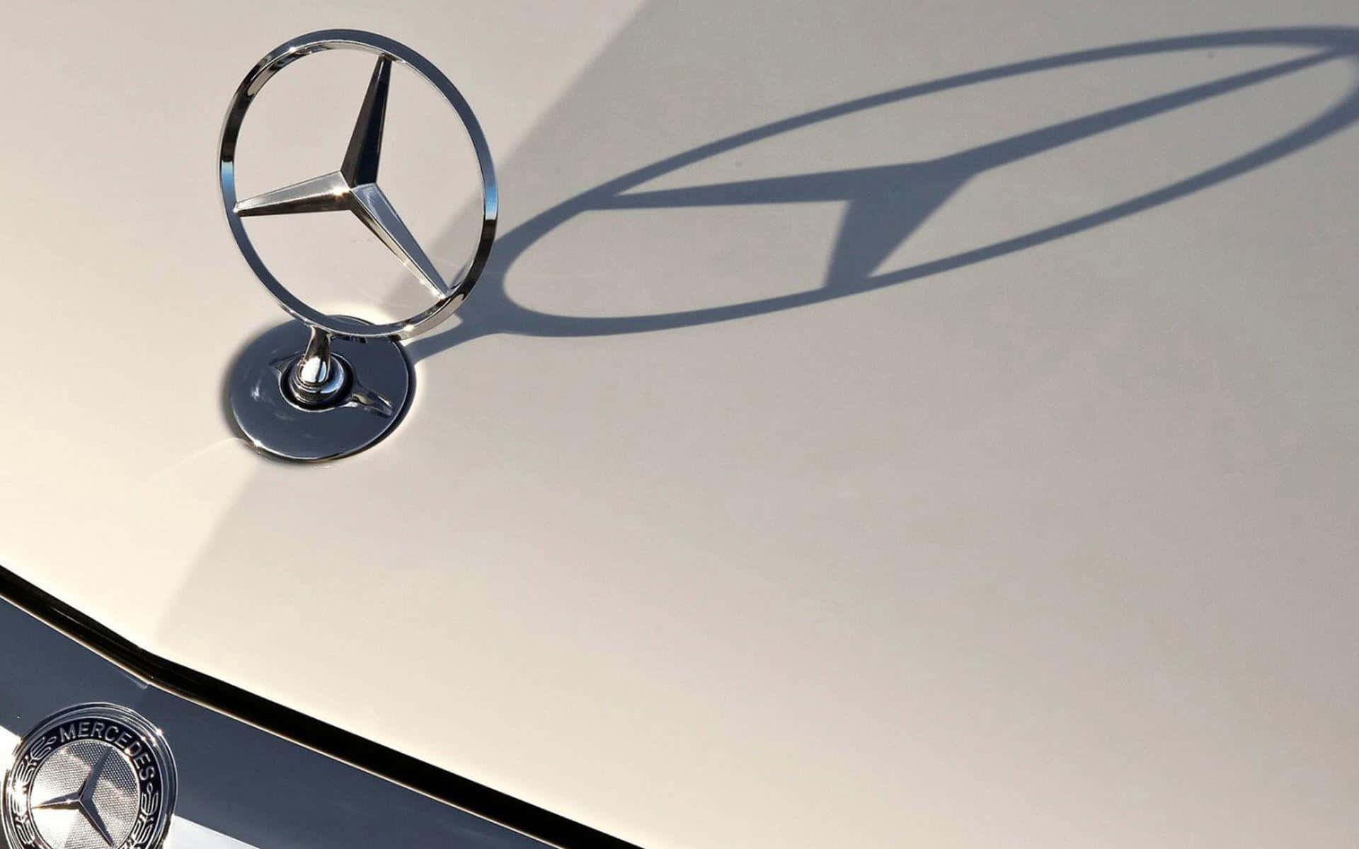 Det Mercedes Benz-logotypen Kan Vara En Snygg Tapet För Din Dator Eller Mobil Enhet.