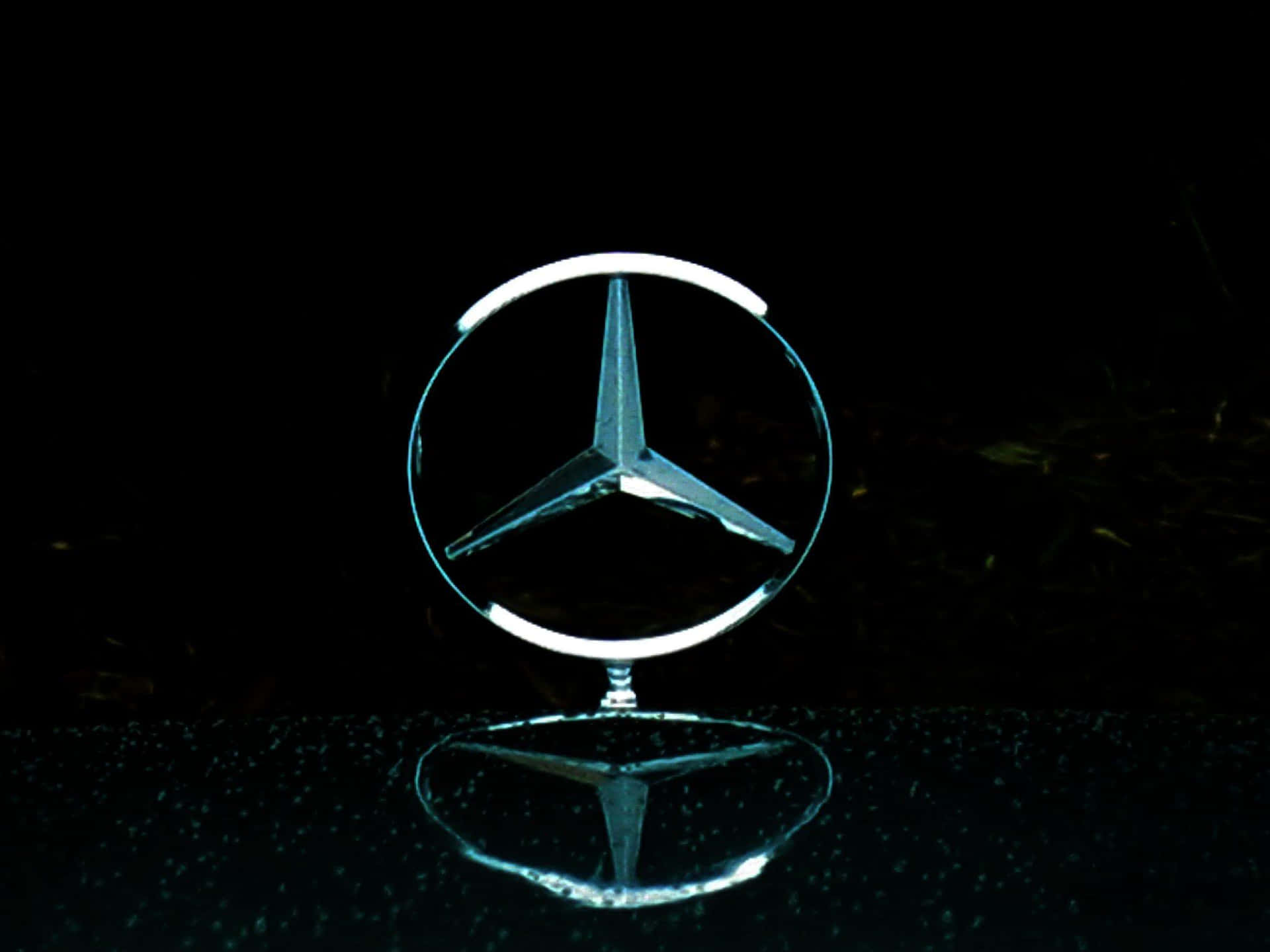 Detikoniska Mercedes Benz-logotypten.