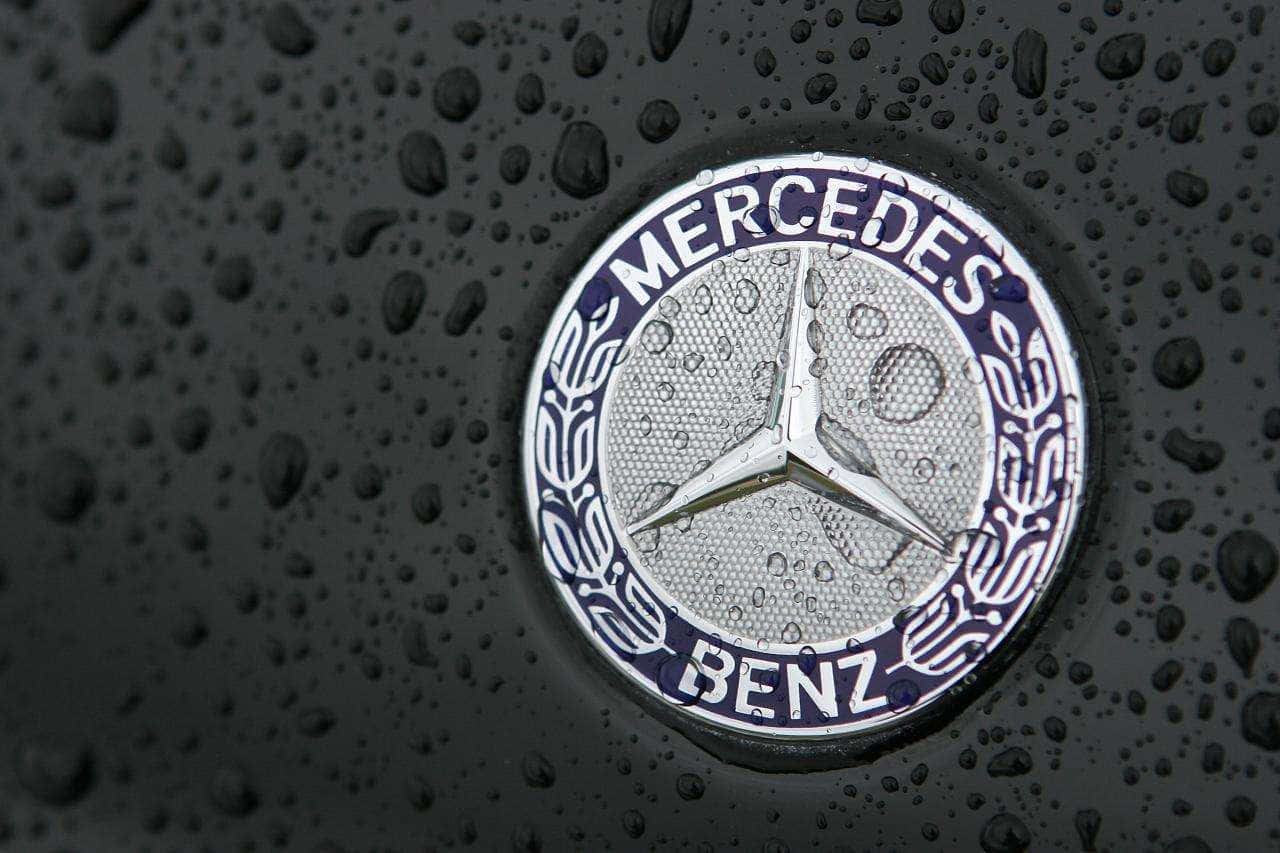 Logode Mercedes Benz En Un Coche Negro