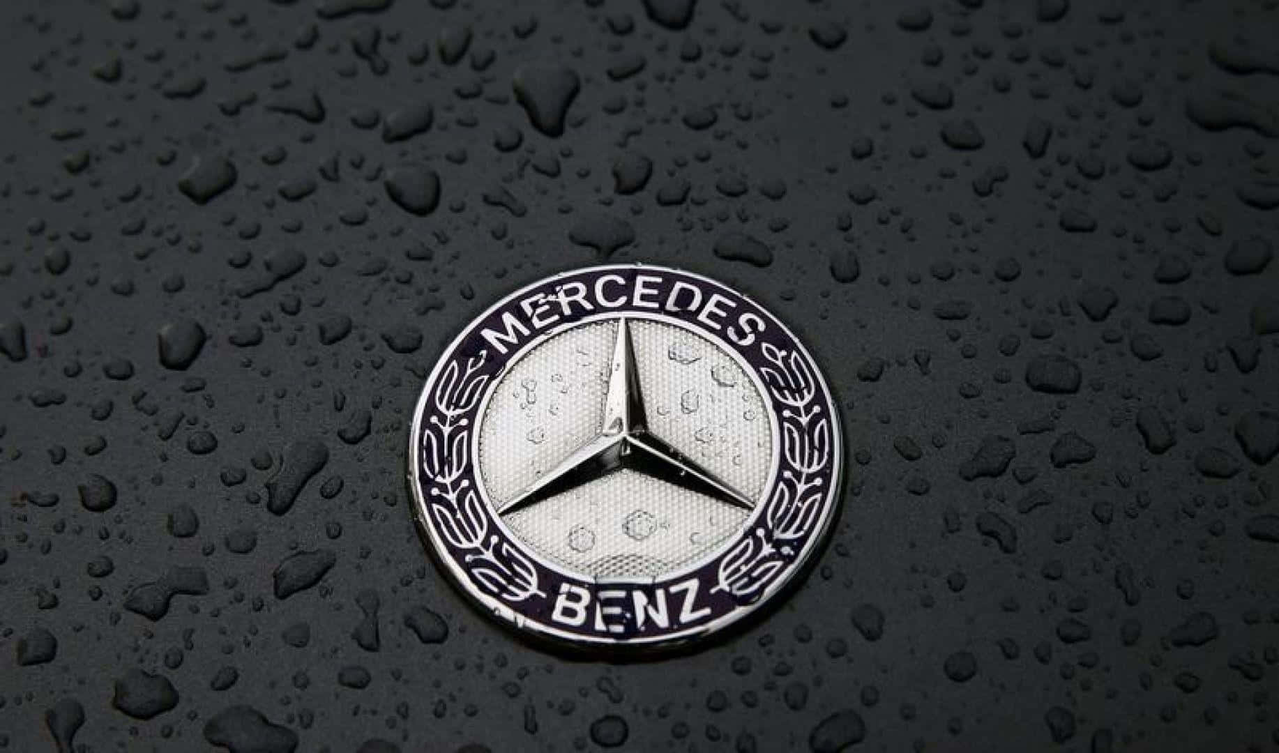Ellogo De Mercedes Benz Simboliza Lujo, Rendimiento Y Estilo.