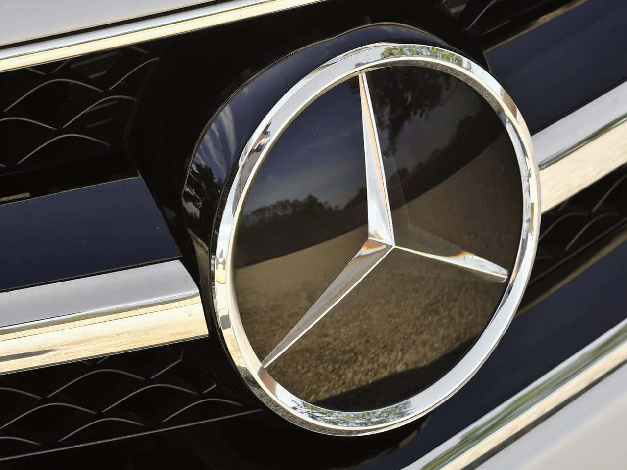 Detlegendariska Mercedes Benz-logotypen.
