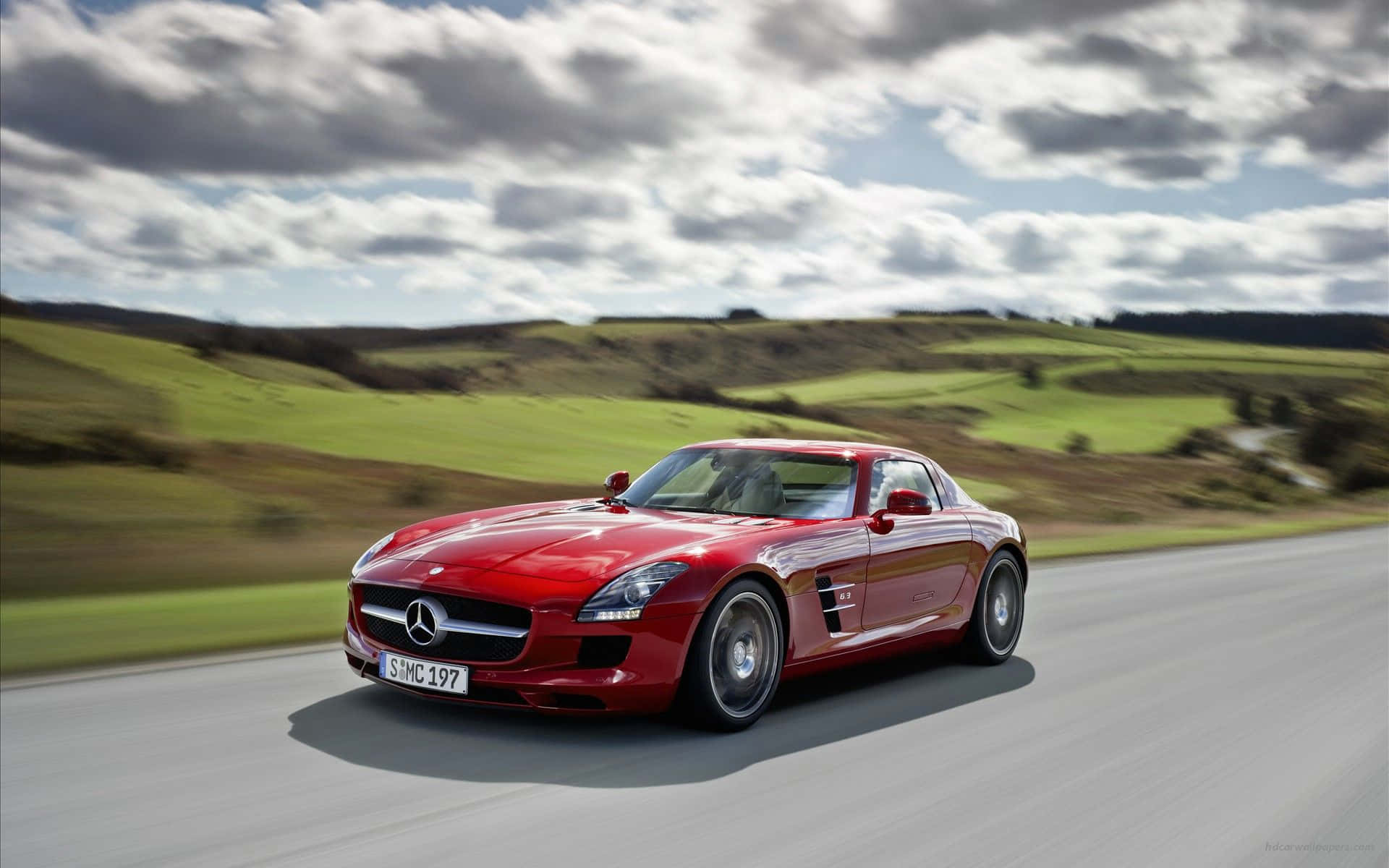 Udsmyk dit skrivebord med det flotte røde Mercedes-Benz SLS AMG fra 2012. Wallpaper