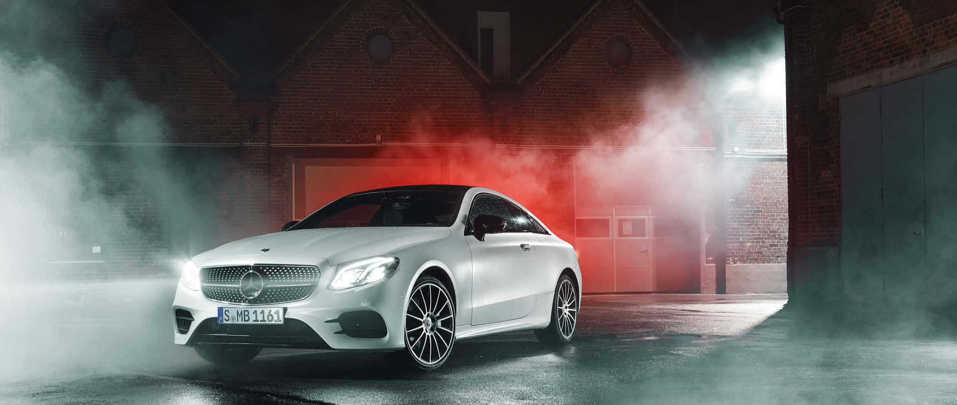 Tag din daglige rejse til nye højder med den tidløse Mercedes Car 4K. Wallpaper