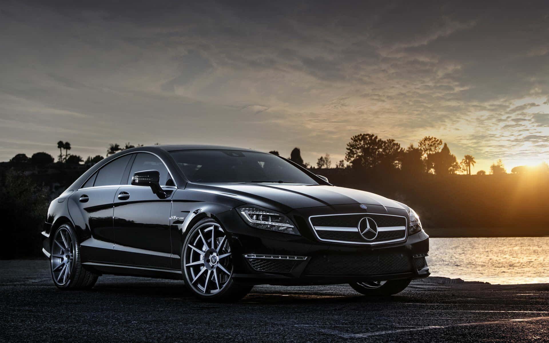 Erkundensie Die Welt Mit Einem Luxuriösen Mercedes-auto. Wallpaper