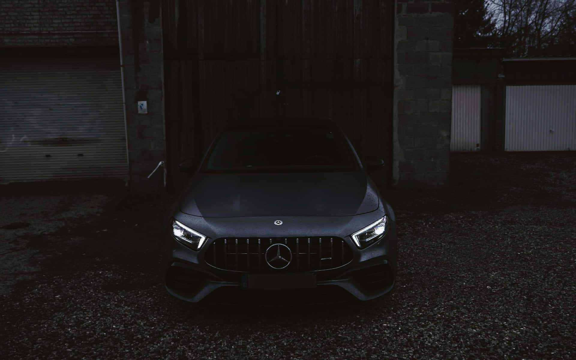 Imagenun Elegante Y Sofisticado Automóvil Mercedes Negro Brillando Bajo El Sol. Fondo de pantalla