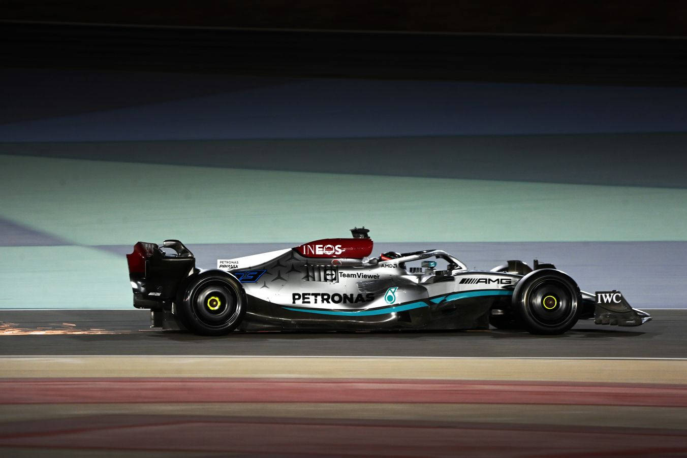 Tag kontrol over sporret med Mercedes F1 iPhone tapet. Wallpaper