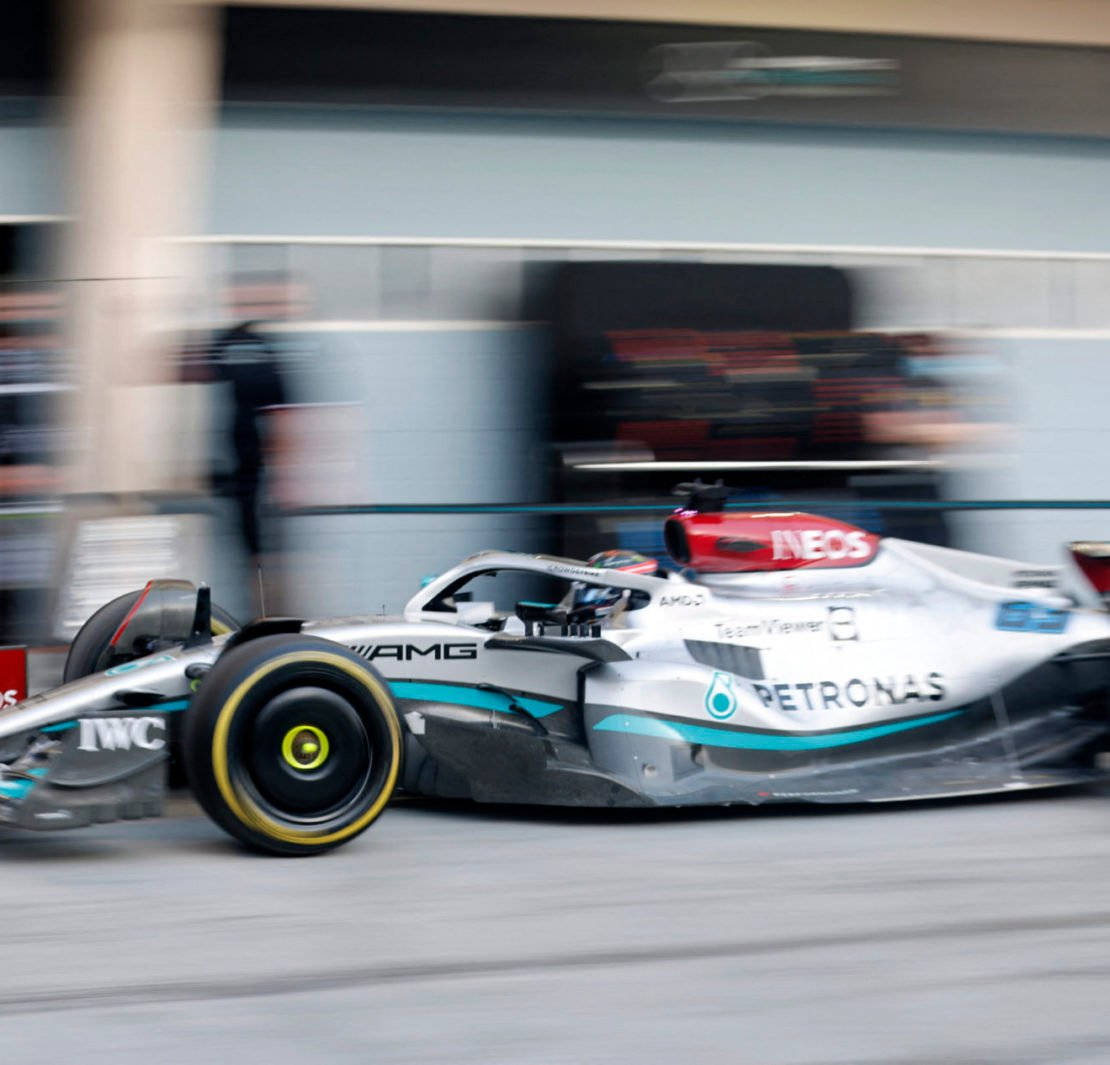 Erlebensie Das Aufregende Mercedes F1-rennen Auf Ihrem Iphone. Wallpaper