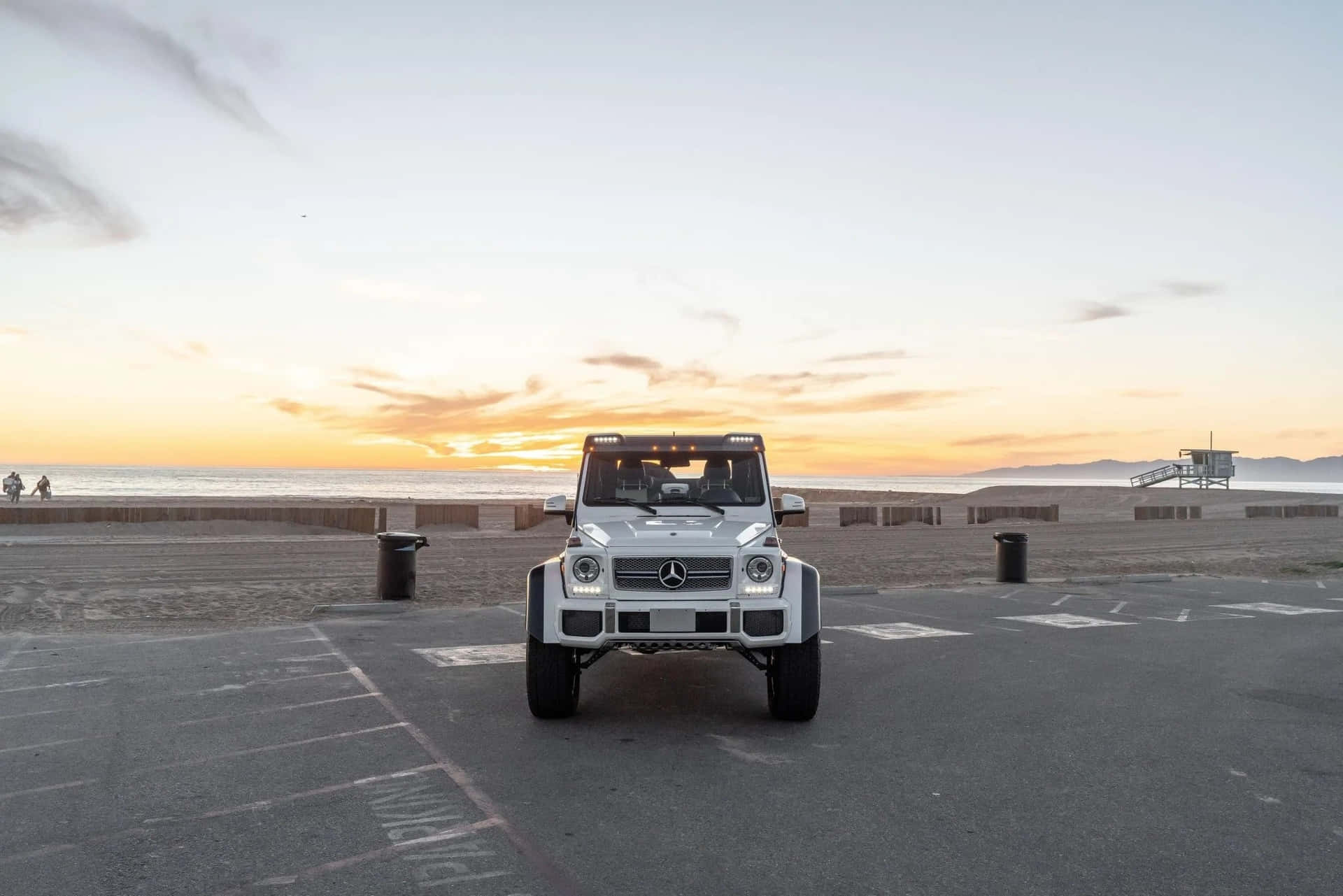 Mercedes G Wagon Au Coucher De Soleil Sur La Plage Fond d'écran