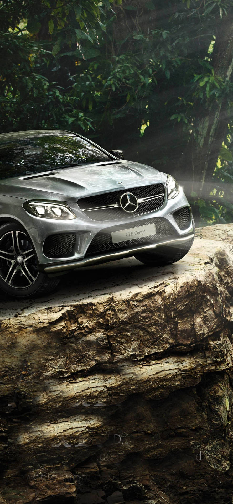 Mercedes iPhone X Skovklippe Tapet - Et kraftfuldt landskab af træer, klipper og lys luft strækker sig bag en stilfuld Mercedes. Wallpaper