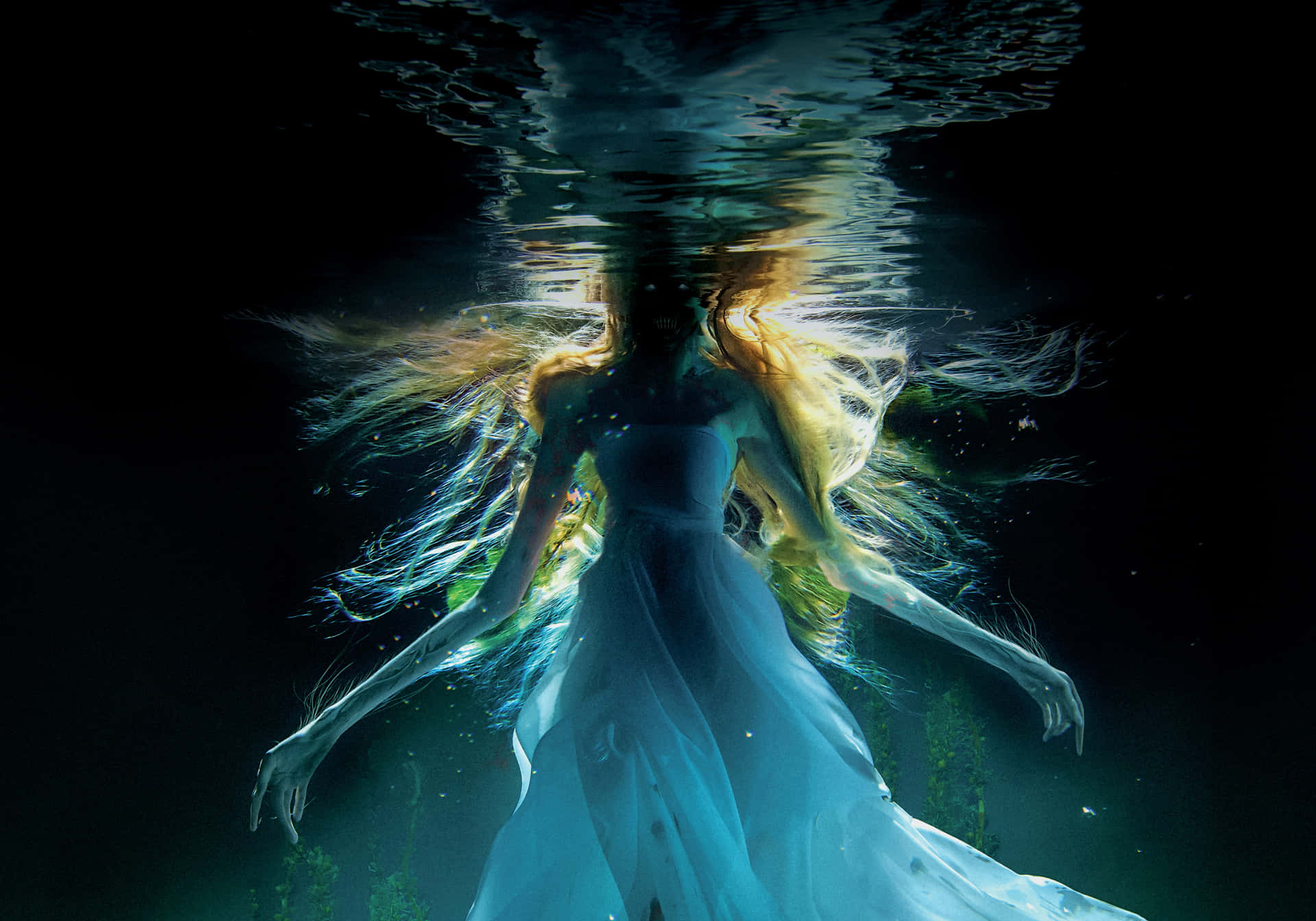 Imagende Sirena En Colores Oscuros Bajo El Agua