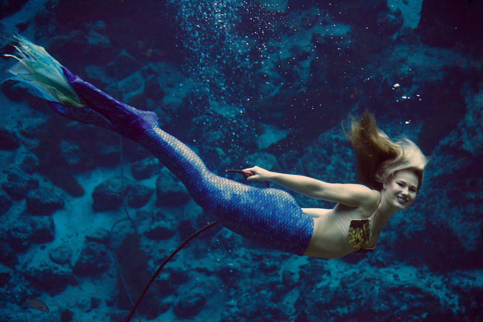 Unahermosa Sirena Nadando En El Océano.