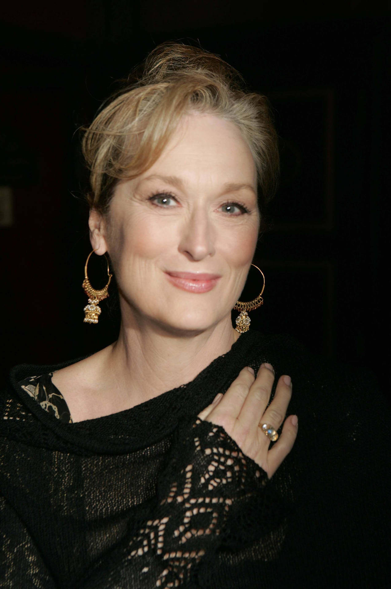 Meryl Streep i en sort indstilling Wallpaper