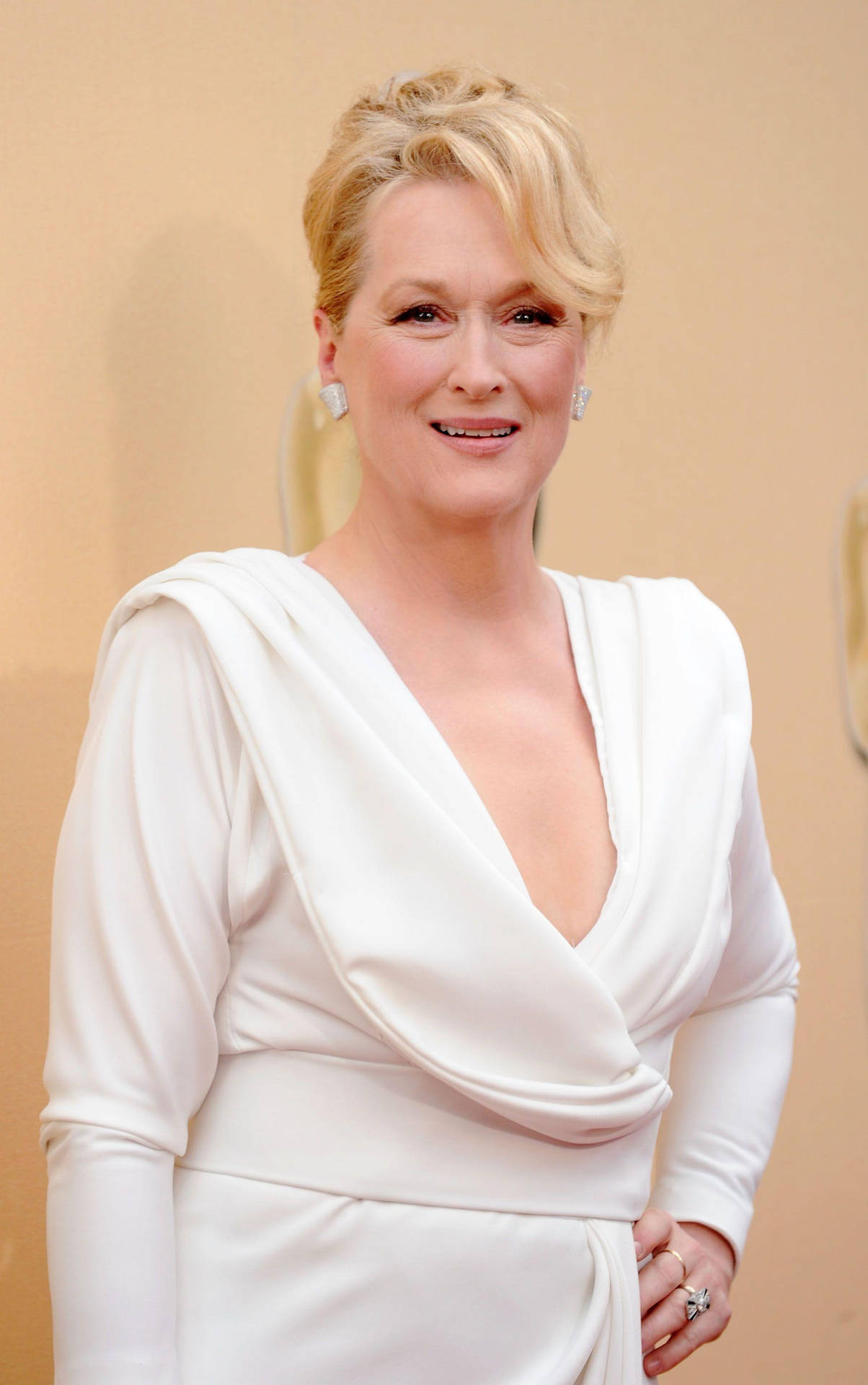 Meryl Streep i hvid kjole ser elegant ud. Wallpaper