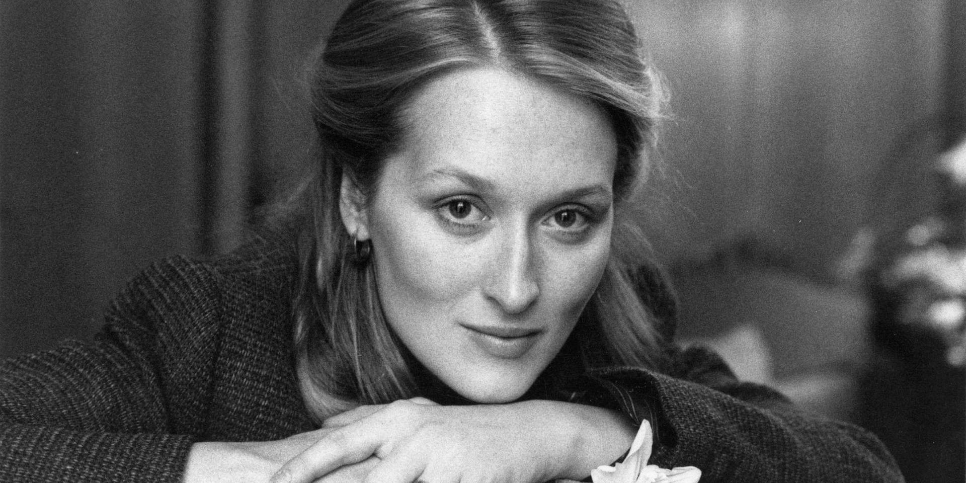 Fotode Meryl Streep Em Escala De Cinza. Papel de Parede