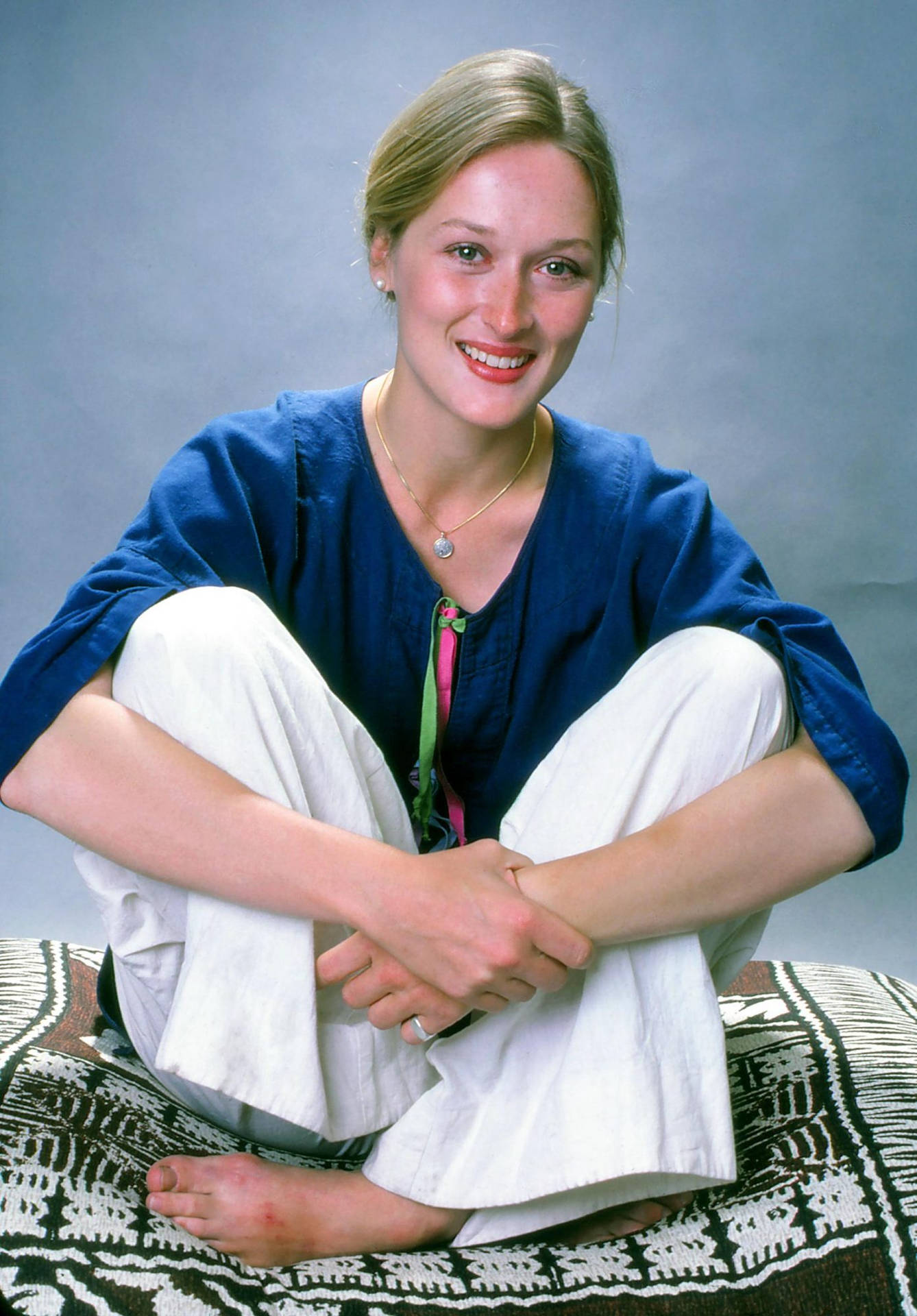 Meryl Streep Seduto Su Una Stuoia Sfondo