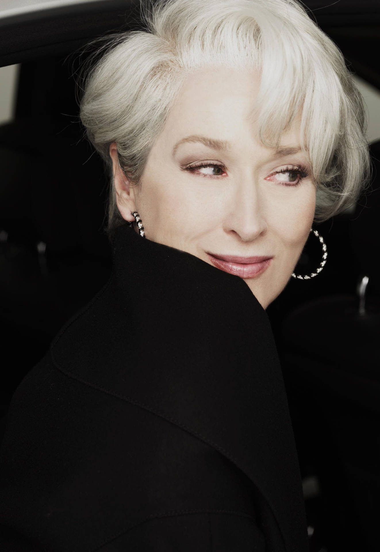 Meryl Streep med grå kort hår skinnende i dag. Wallpaper