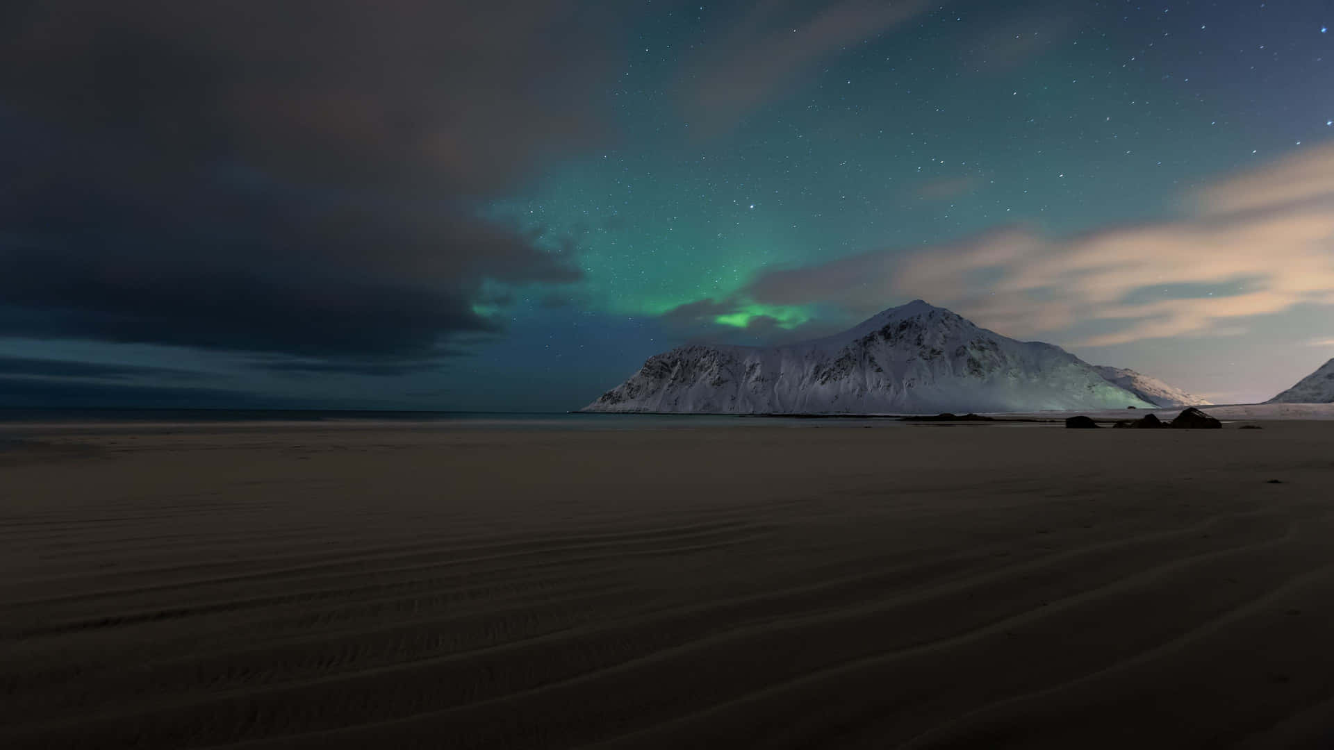 Mesmerizing 4k Shot Of Northern Lights Dancing In Sky Wallpaper