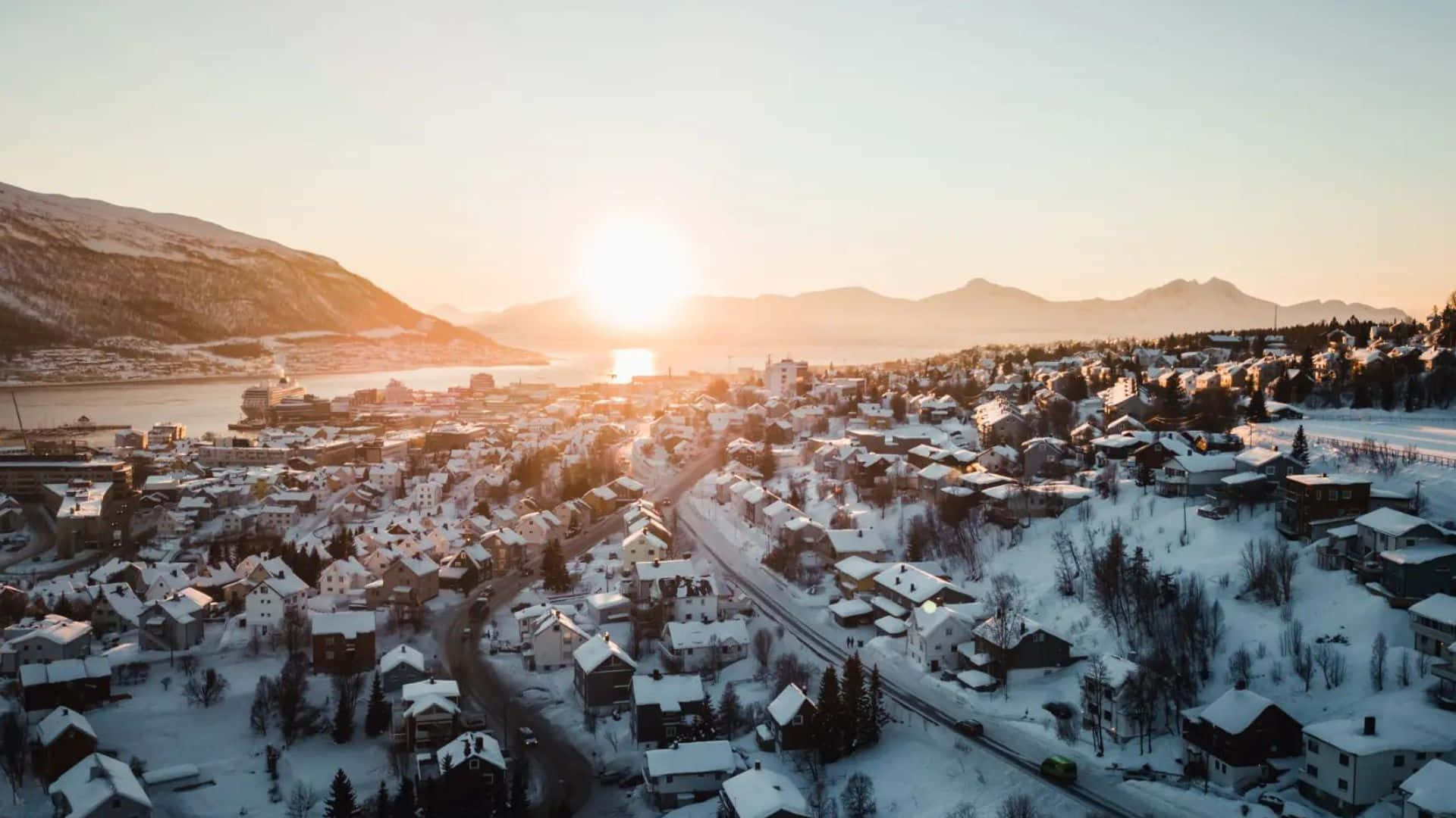 Mesmerizing Northern Lights Over Tromsø Wallpaper