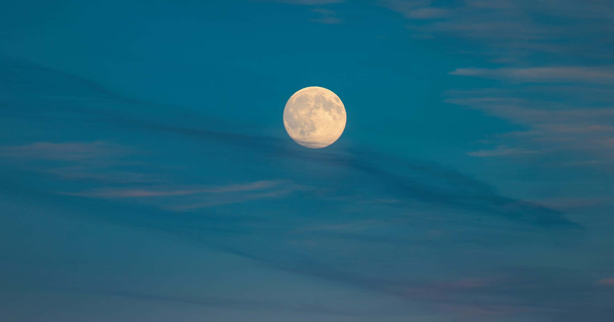 Mesmerizing Strawberry Moon Illuminating The Night Sky In 2019 Wallpaper