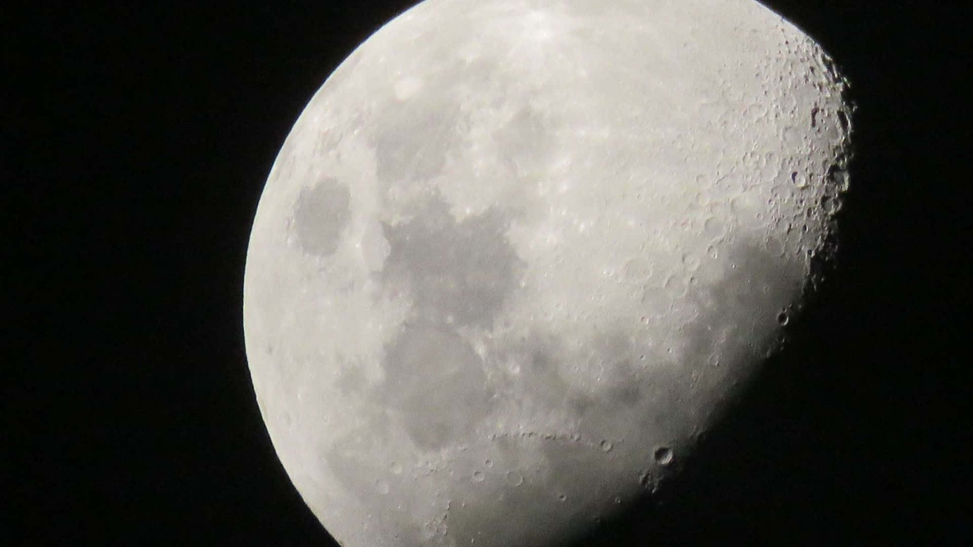 Mesmerizing Waning Gibbous Moon In The Night Sky Wallpaper