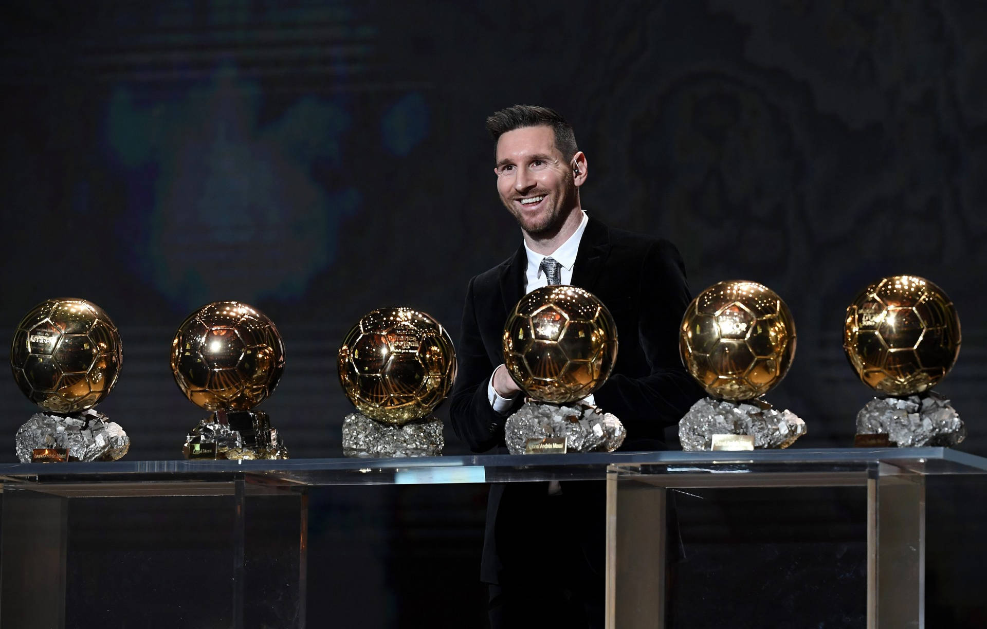 Messi2021 Ballon D'or Trophies - Messi 2021 Ballon D'or Troféer Wallpaper