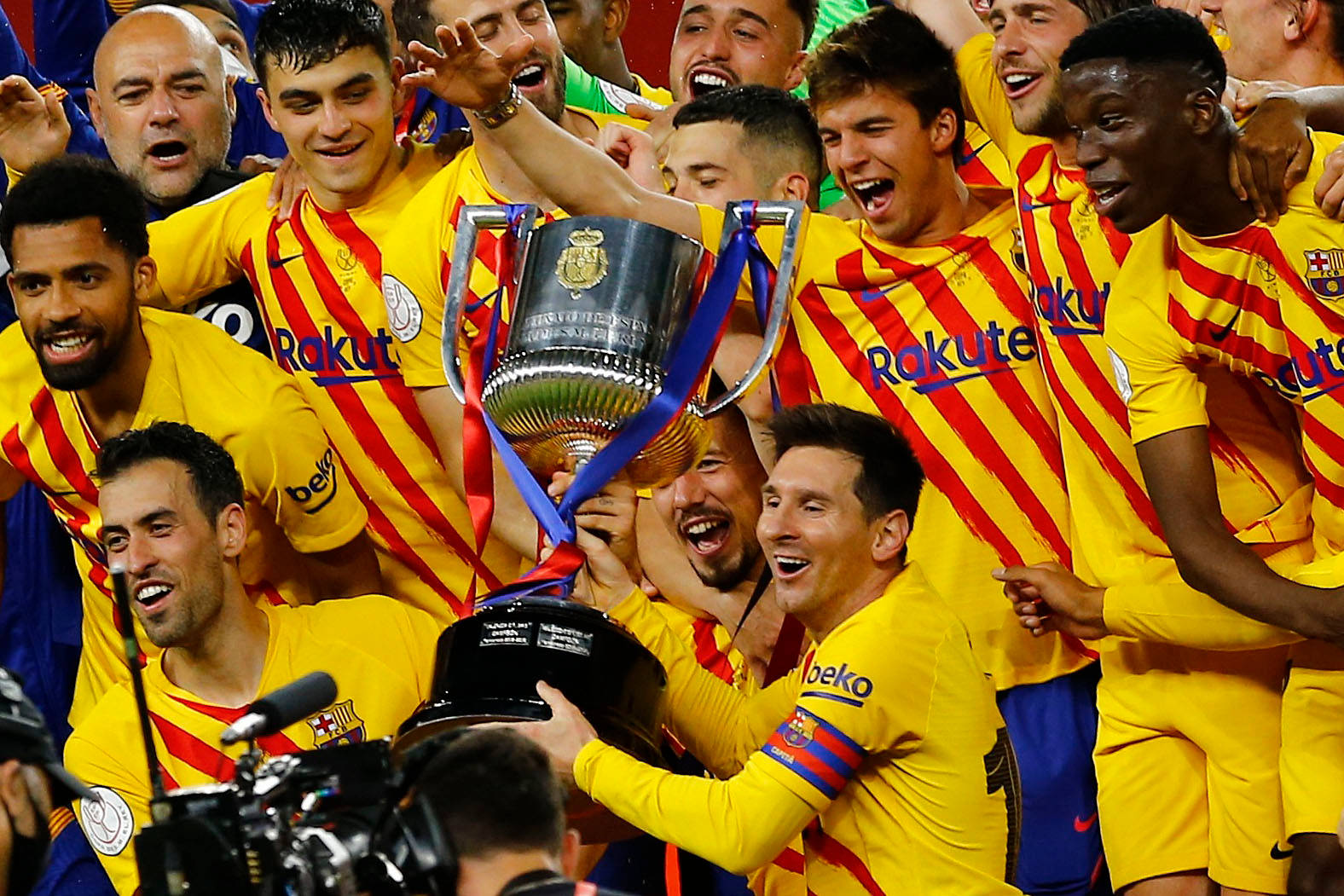 Celebrating Victory - Messi, Copa Del Rey Champion 2021 Wallpaper