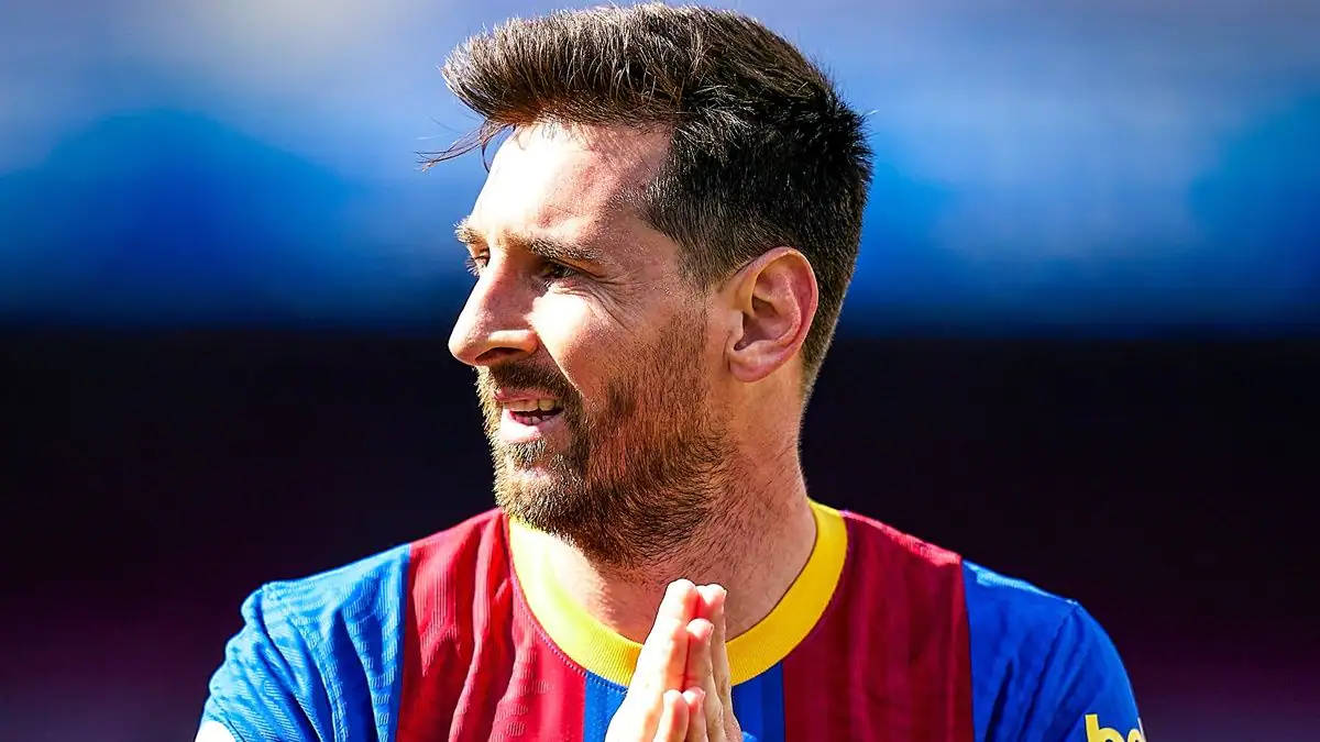 Denne skønhedsfulde tapet har et billede af Lionel Messi, der kigger skråt ud af billedet. Wallpaper